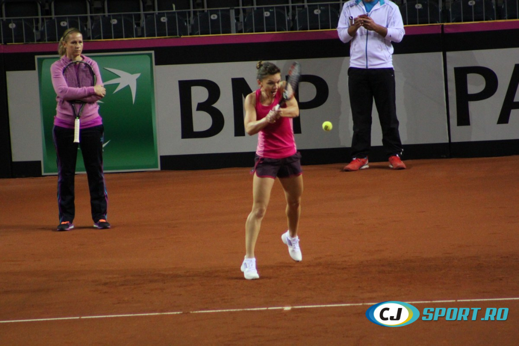 Fed Cup. Simona Halep a intrat în sală. Imagini de la primul antrenament al liderului României