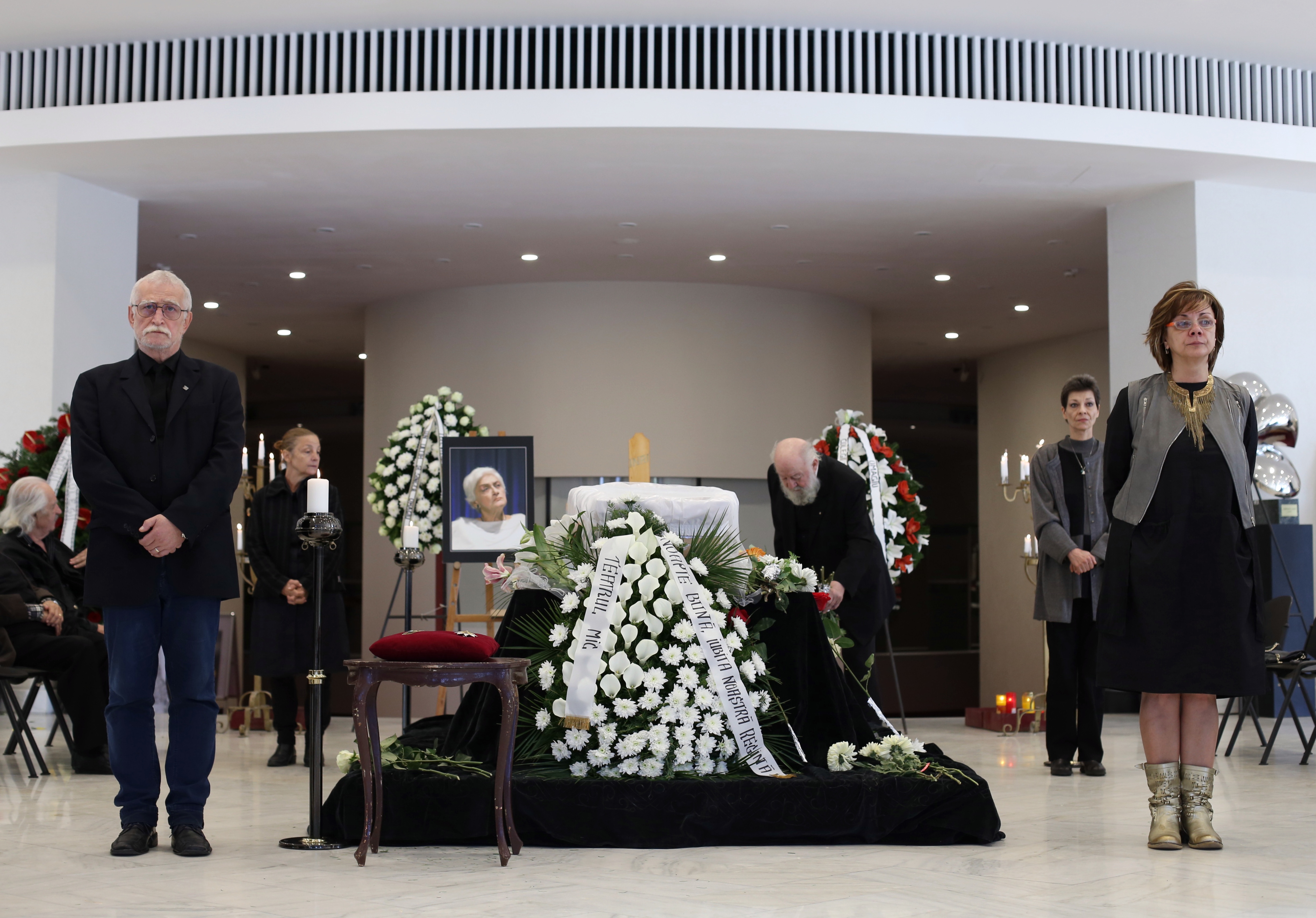 FOTO EXCLUSIV/ Trupul neînsuflețit al Olgăi Tudorache, depus la biserica Kretzulescu din Capitală. Imagine emoționantă cu fiul actriței