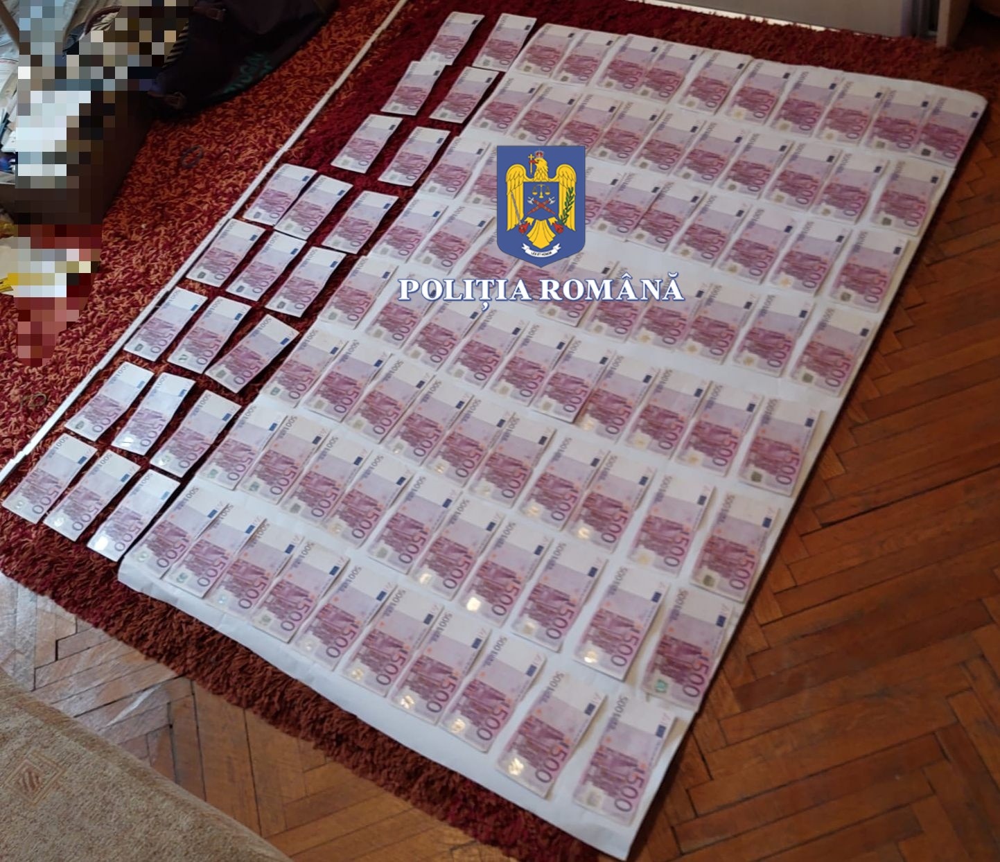 Valută din 8 țări și zeci de tablouri, găsite în urma perchezițiilor în dosarul „stimulatoarelor cardiace de la decedați”. Despre ce sume e vorba