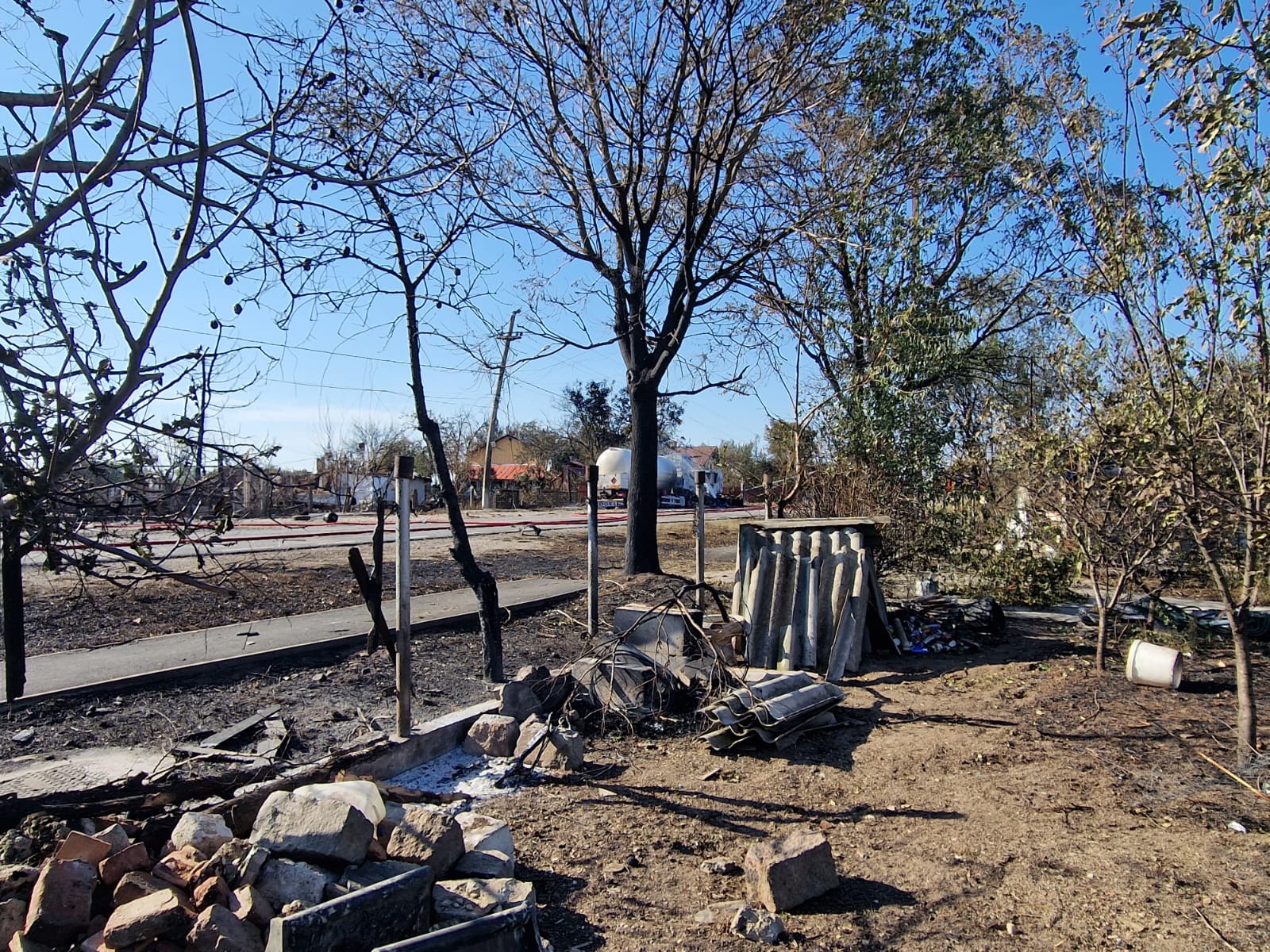 FOTOREPORTAJ Pompierii încă intervin în zona exploziei, oamenii spun că n-au primit ajutor: „Stăteam lângă o bombă și nu știam!”