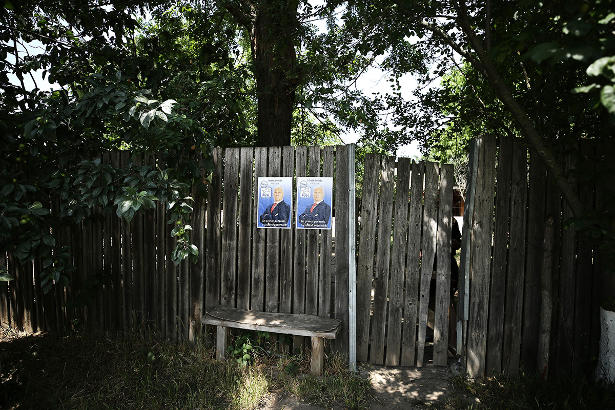 REPORTAJ Alegeri 2024 | Poliție, jandarmi și o bunică speriată de propria nepoată la Belciugatele: „M-a făcut în tot felul că am urcat în mașina primarului!”