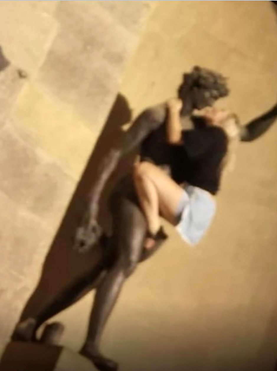 Kitört a botrány Firenzében: egy női turista csókolgatott egy utcai szobrot