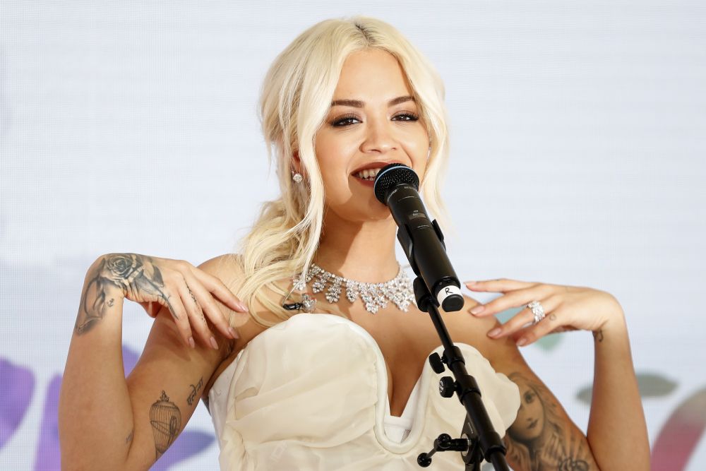Bijuteriile artistei Rita Ora au fost uitate în avion. Colierele cu diamante valorează peste trei milioane de euro / FOTO&VIDEO