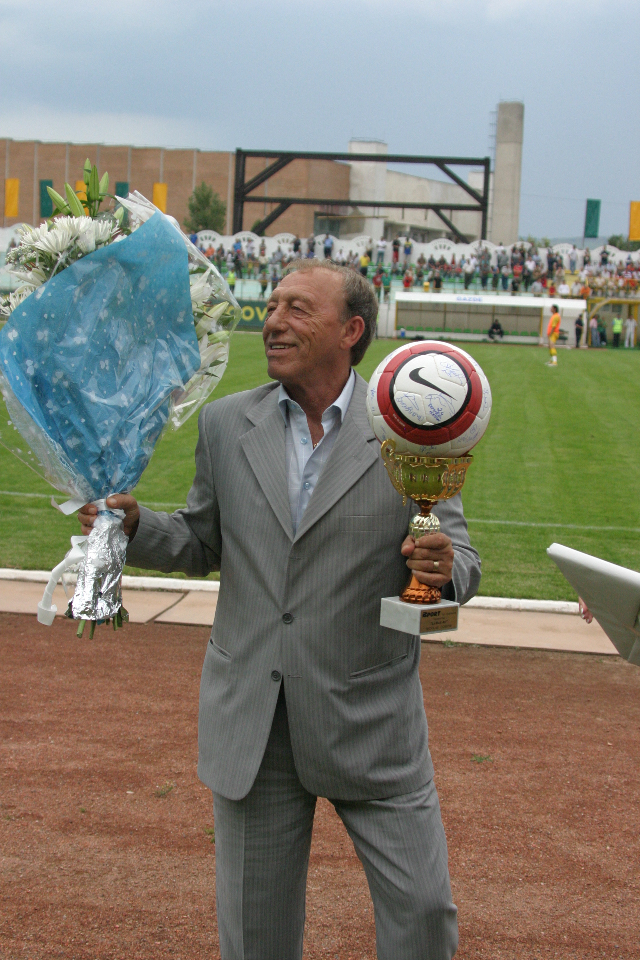 Nicolae Dobrin a fost votat ”Cel mai mare fotbalist român al tuturor timpurilor” în sondajul SportNews.ro. Regretatul Prinț din Trivale i-a devansat pe alți foști mari fotbaliști precum Hagi, Balaci, Petschovschi sau Bölöni / GALERIE FOTO&VIDEO