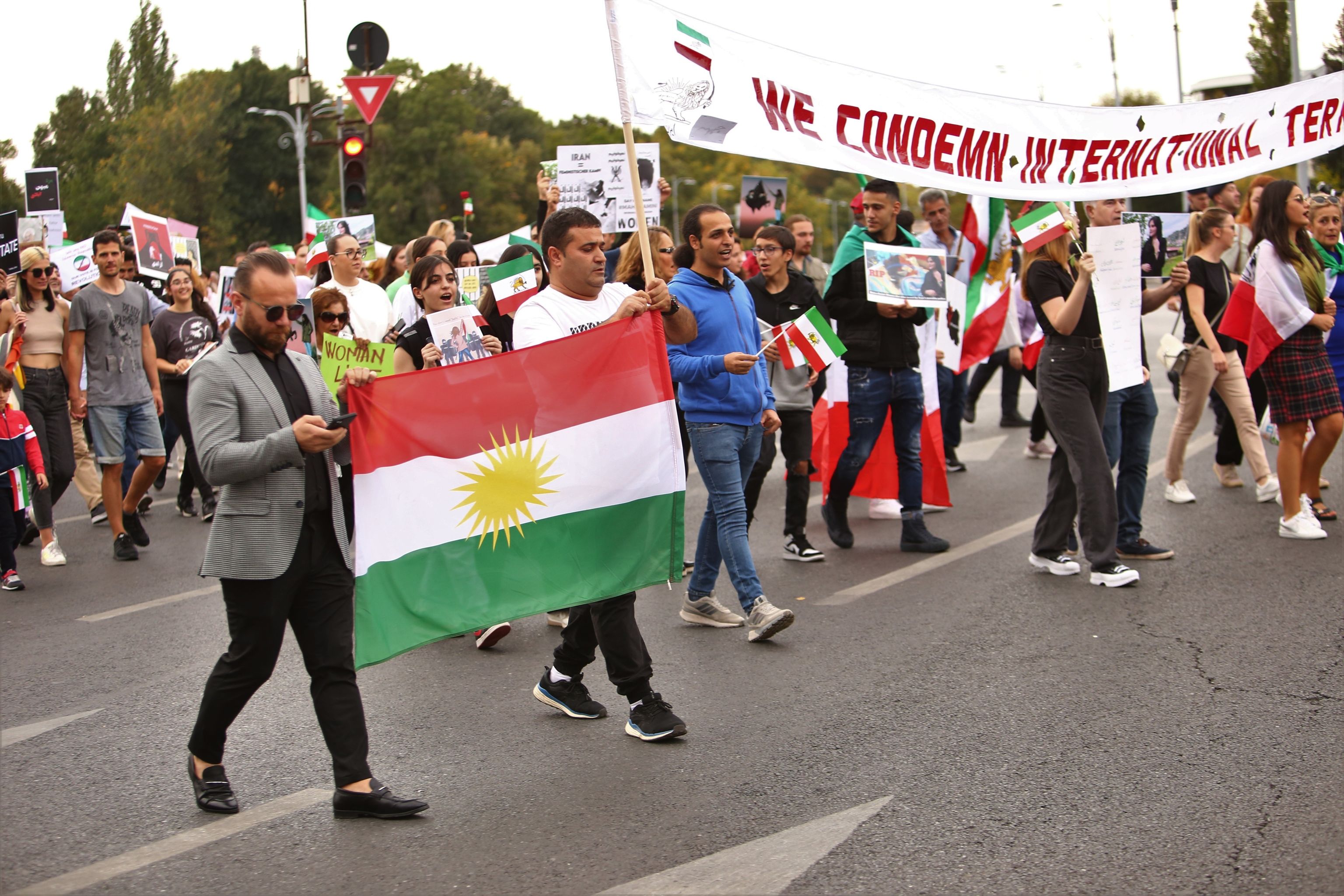 Protest de solidaritate cu femeile din Iran, în Bucureşti: „Mahsa Amini, moartea ta nu trebuie uitată!"