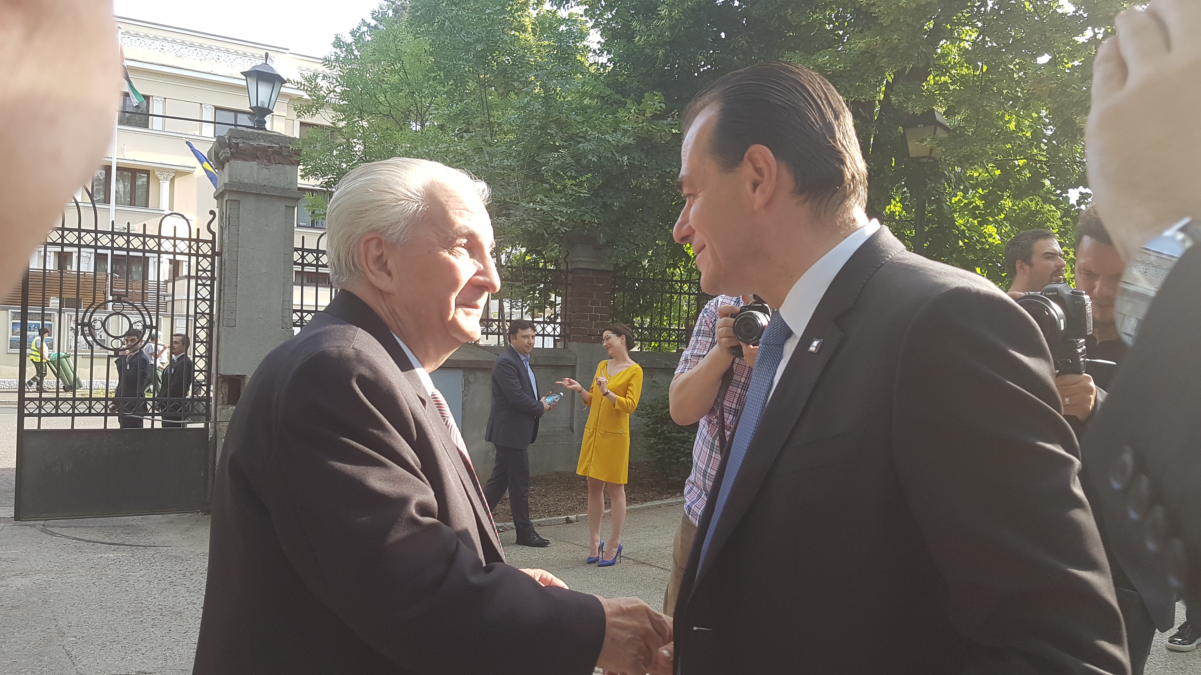 REPORTAJ / PNL a aniversat 143 de ani în grădina sediului central, cu cântece despre unire; Orban, mesaj de unitate (PNL)