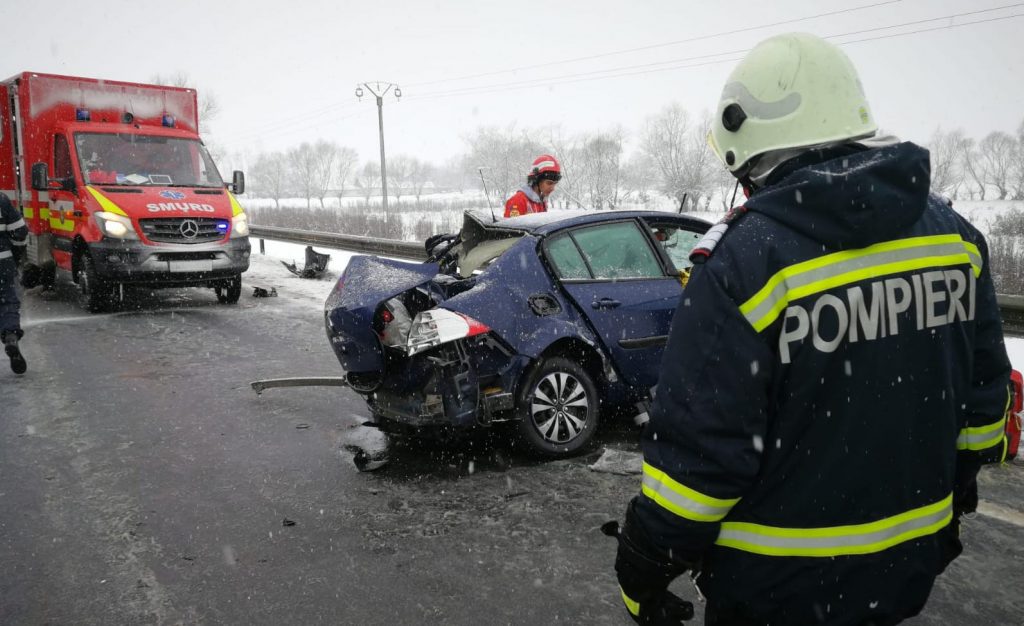 UPDATE/ Ce au aflat polițiștii despre șoferul vinovat de producerea accidentului din județul Sibiu. Zece oameni au ajuns la spital din această cauză