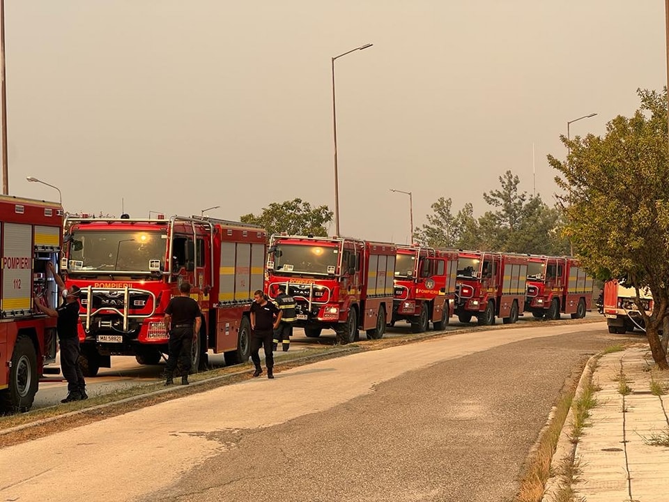 Pompierii români, trimiși din nou în Grecia. Imagini de la prima lor misiune, la un incendiu care amenință un spital