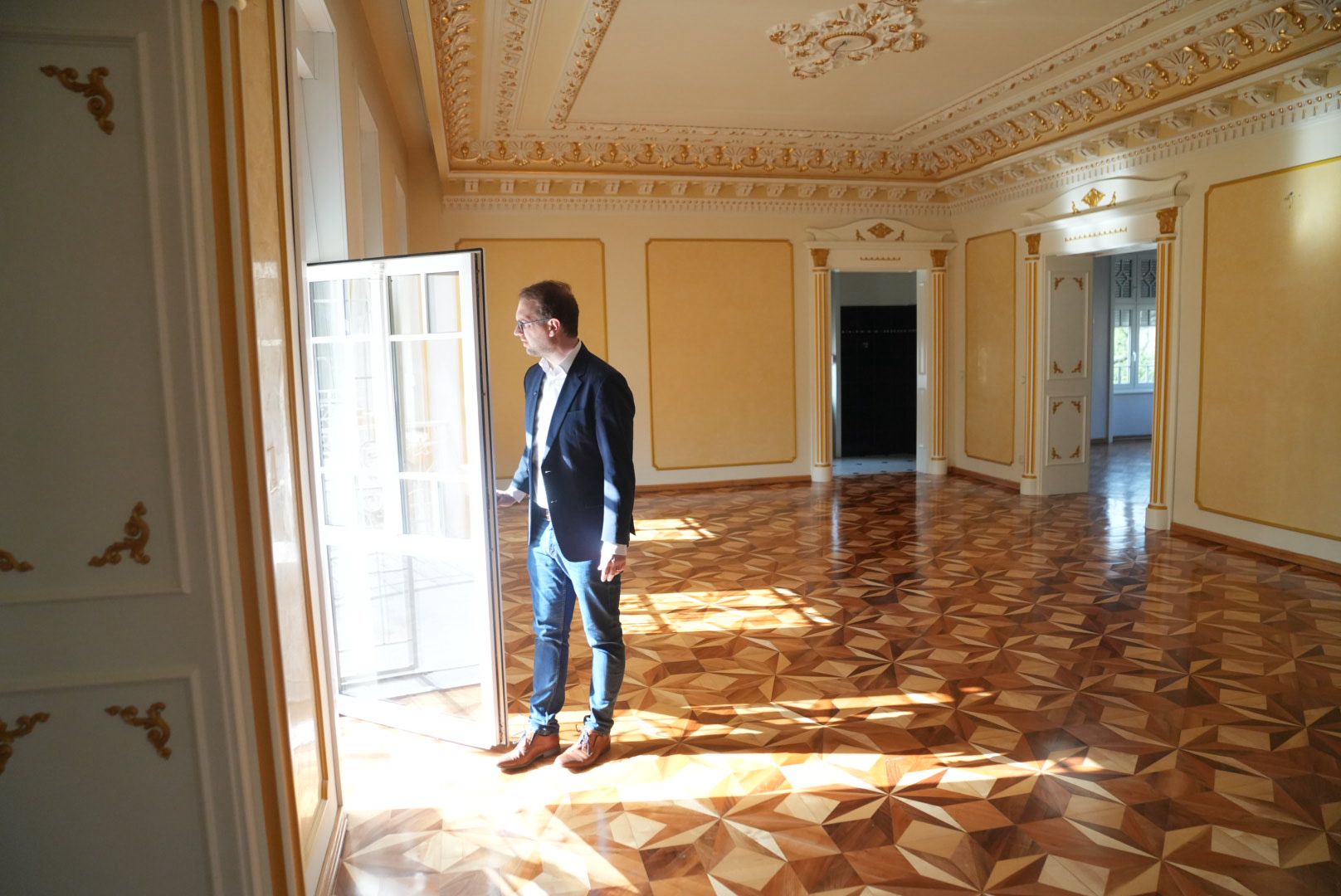 Dominic Fritz a intrat cu jandarmii în palatul Loga 52 din Timișoara: Primăria a recuperat clădirea de la clanul Momiță și o va transforma în grădiniță