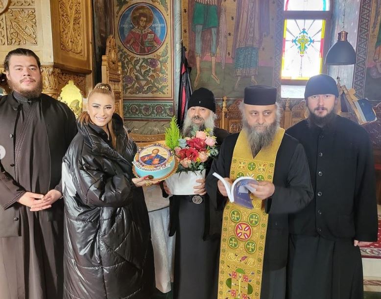 Anamaria Prodan și-a sărbătorit ziua de naștere în avans la Mănăstirea Nechit. Cadoul primit din partea preoților
