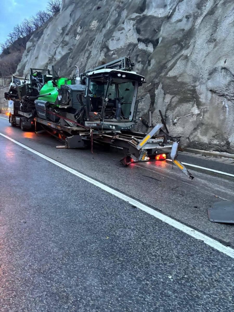 Șoferul unui TIR a murit, după ce a acroșat un utilaj agricol de pe contrasens, pe DN6, în Orșova. Trafic blocat, coadă de peste 10 kilometri