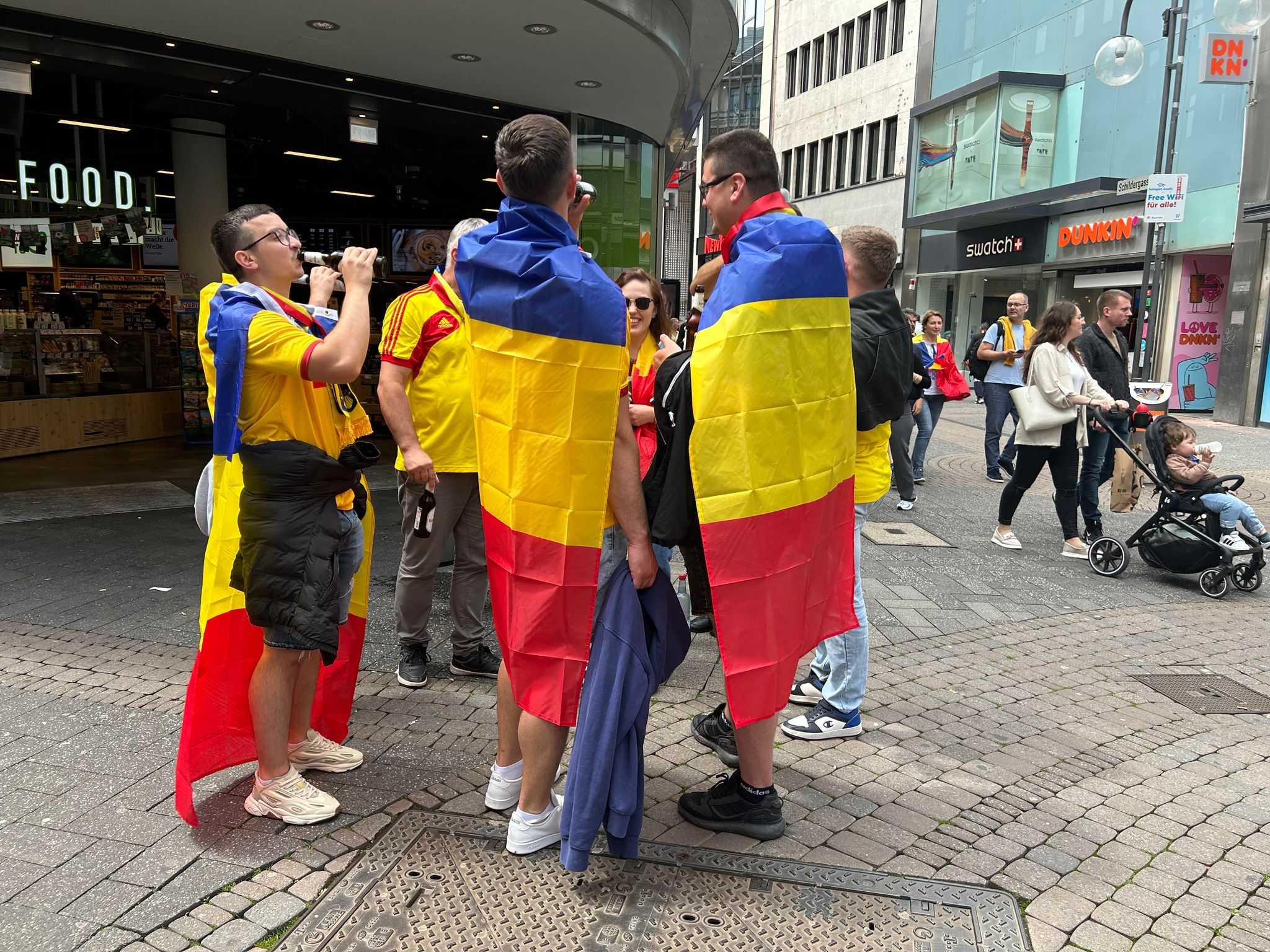 Fanii României fac spectacol la Köln, înaintea partidei cu Belgia de la EURO 2024. Au cântat „Treceți, batalioane române, Carpații” și imnul național. VIDEO
