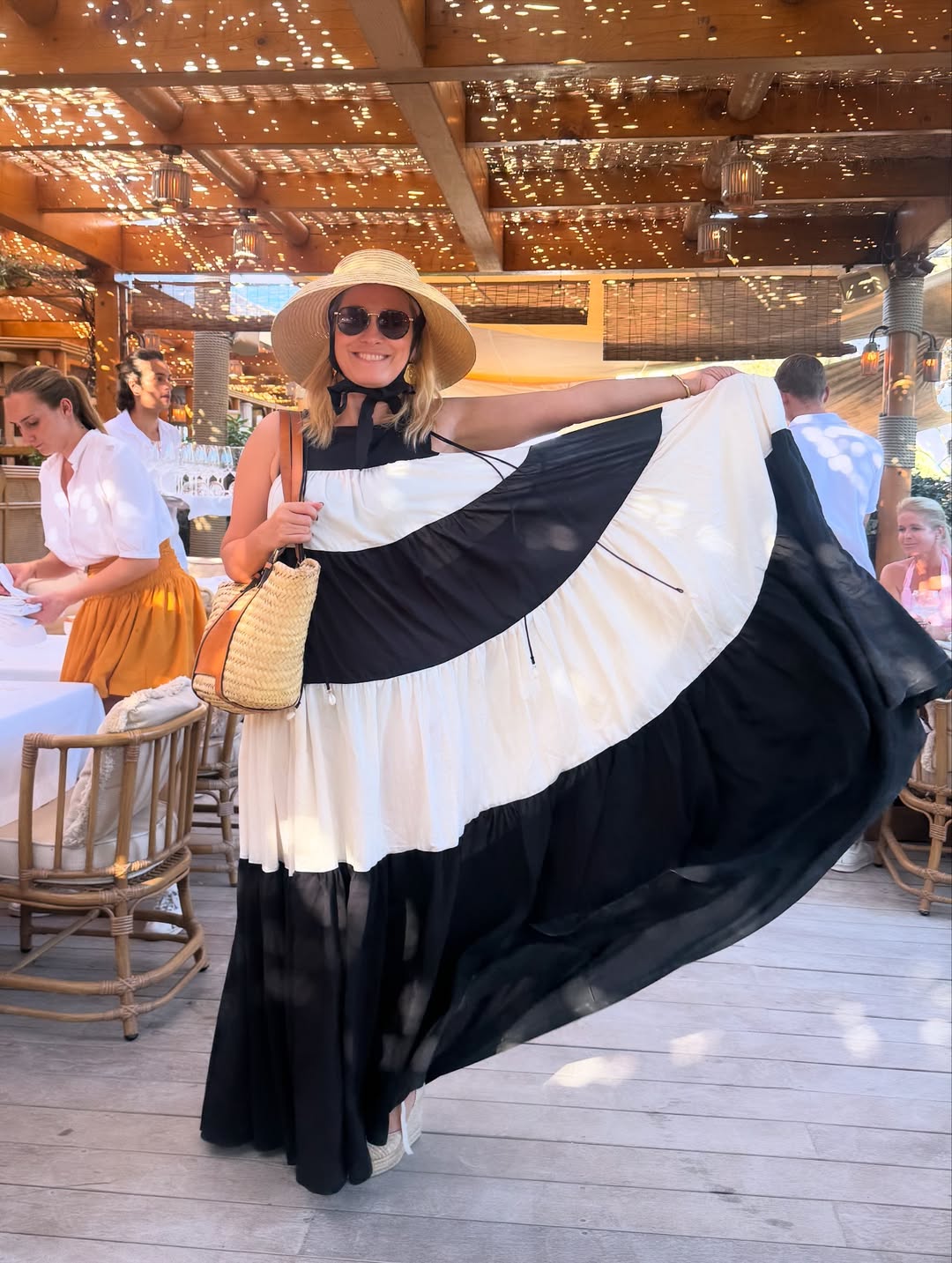 Cum a apărut Andreea Esca pe străzile din Saint Tropez. Vedeta se află în vacanță cu familia