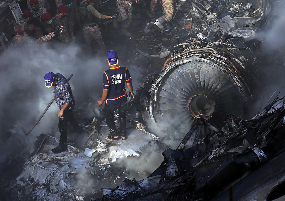 VIDEO | Un avion cu peste 100 de persoane la bord s-a prăbușit în Pakistan. Imagini de la locul tragediei