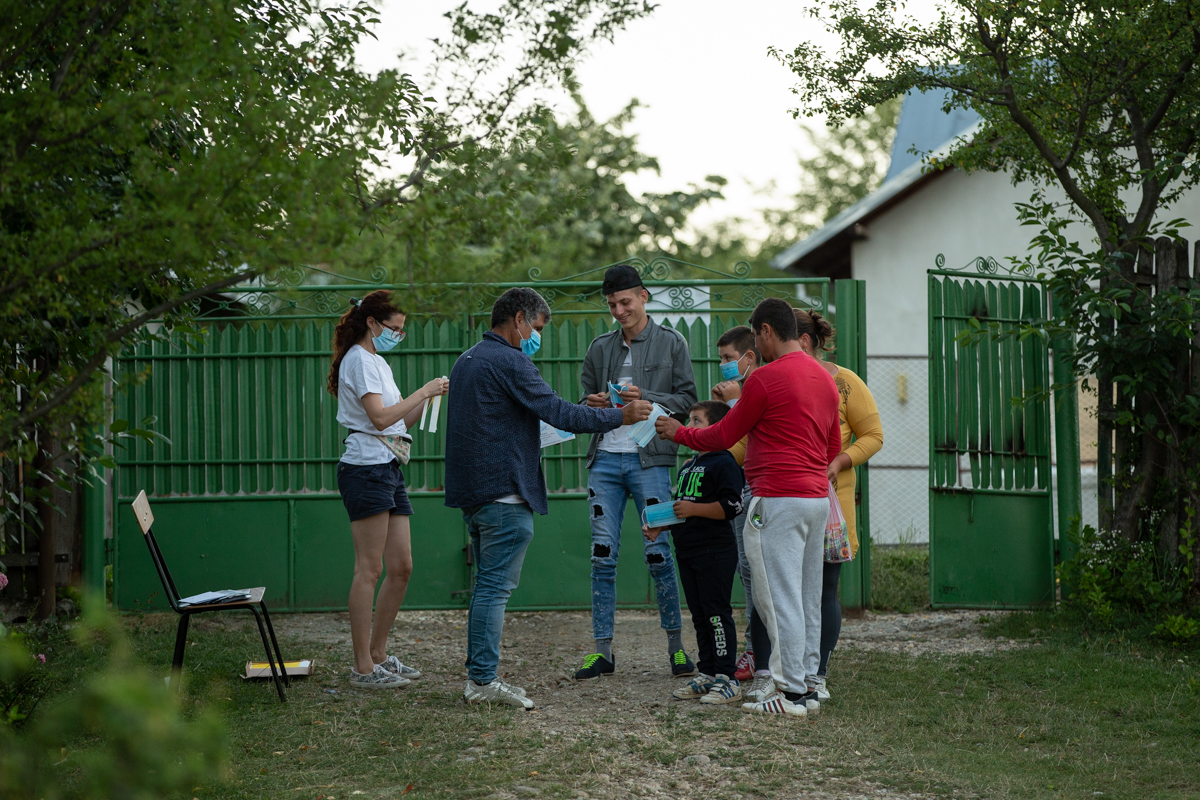 “Cultură’n șură”. O trupă de tineri artiști transformă curțile sătenilor în scene de teatru, de opt ani: “Dacă locuiești într-un sat, nu înseamnă că trebuie să fii izolat cultural”