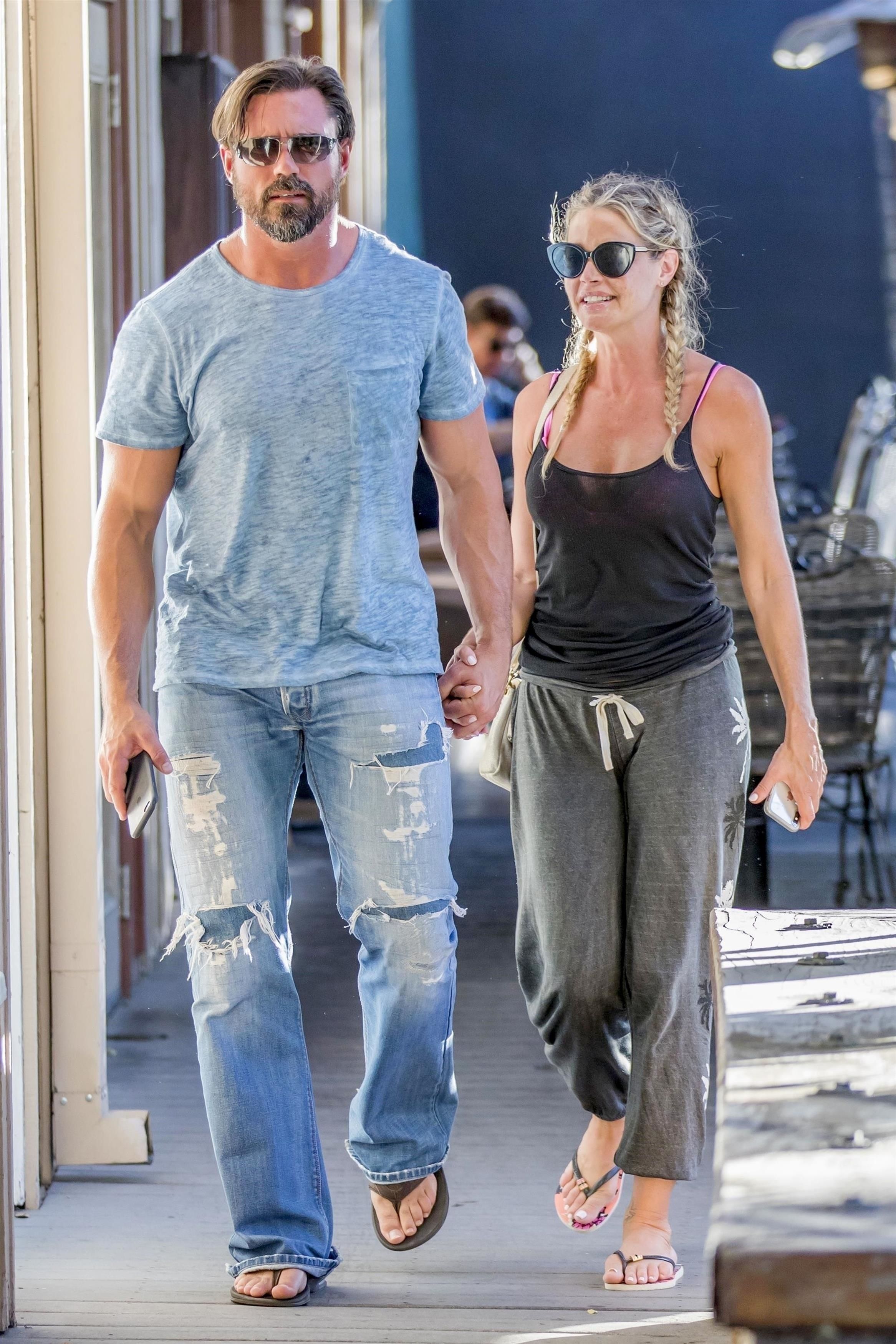 Divorț surpriză la Hollywood! Soțul lui Denise Richards, Aaron Phypers, a depus actele după 6 ani de căsnicie