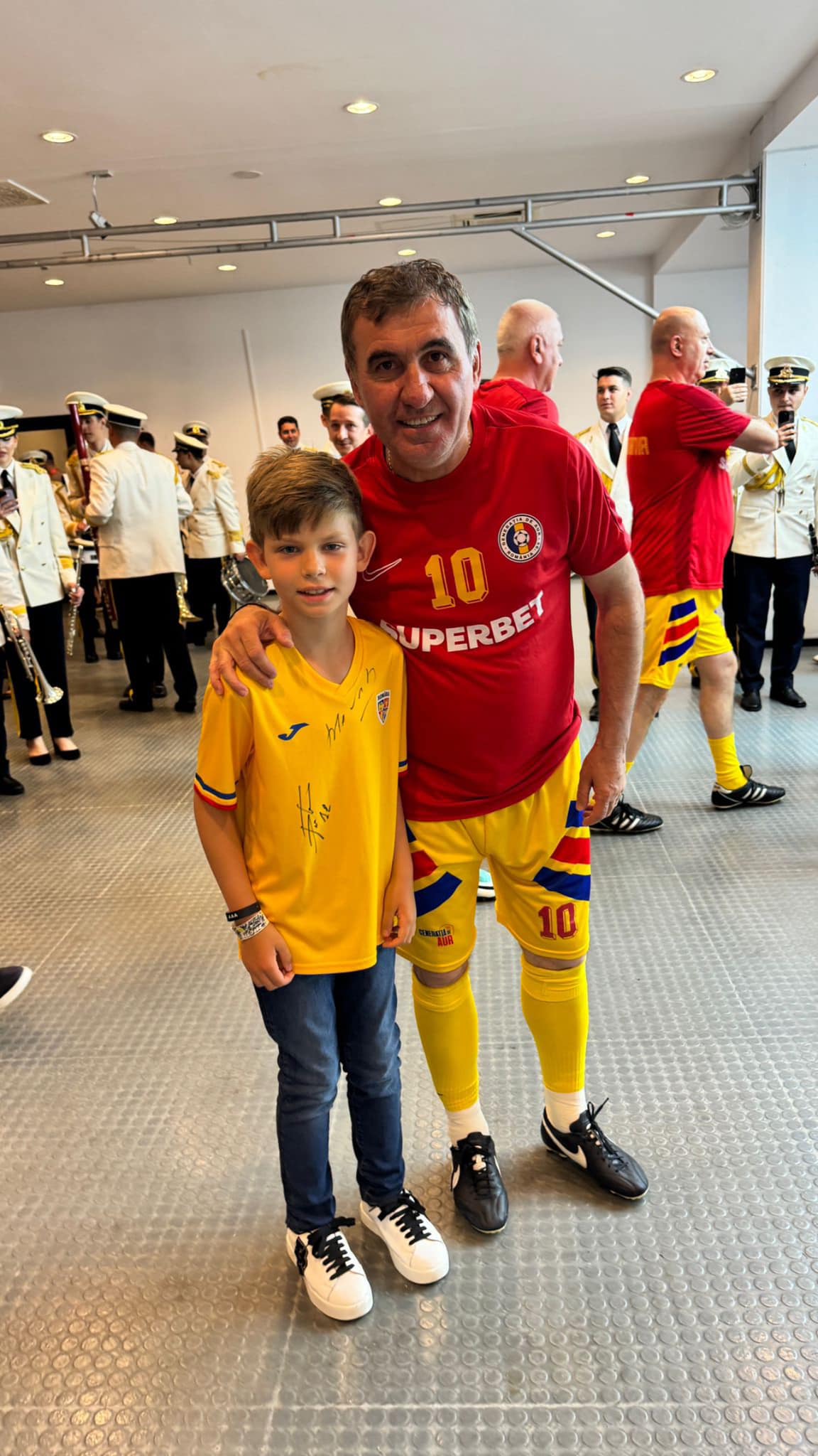 Imagini rare cu băiețelul Valentinei Pelinel și al lui Cristi Borcea. Milan s-a pozat alături de marii fotbaliști ai României