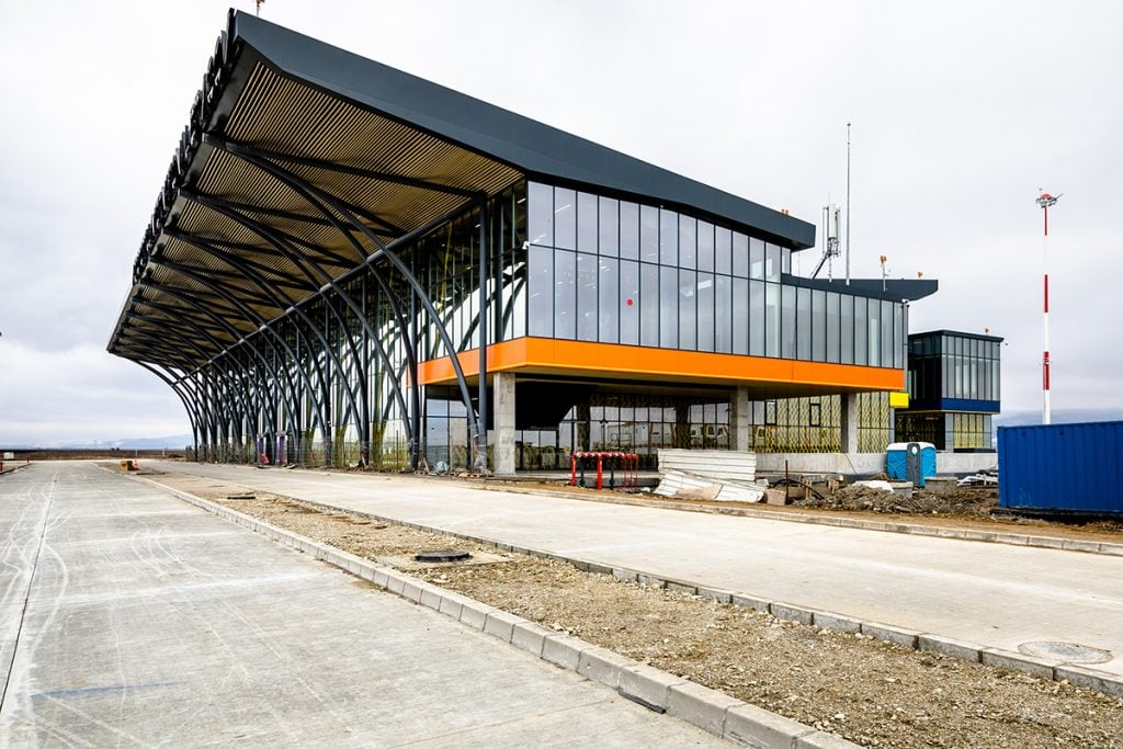 IMAGINI. Cum arăta acum un an aeroportul neterminat din Brașov și cum au reușit să-l finalizeze. Este primul aeroport nou din România din ultimii 50 de ani