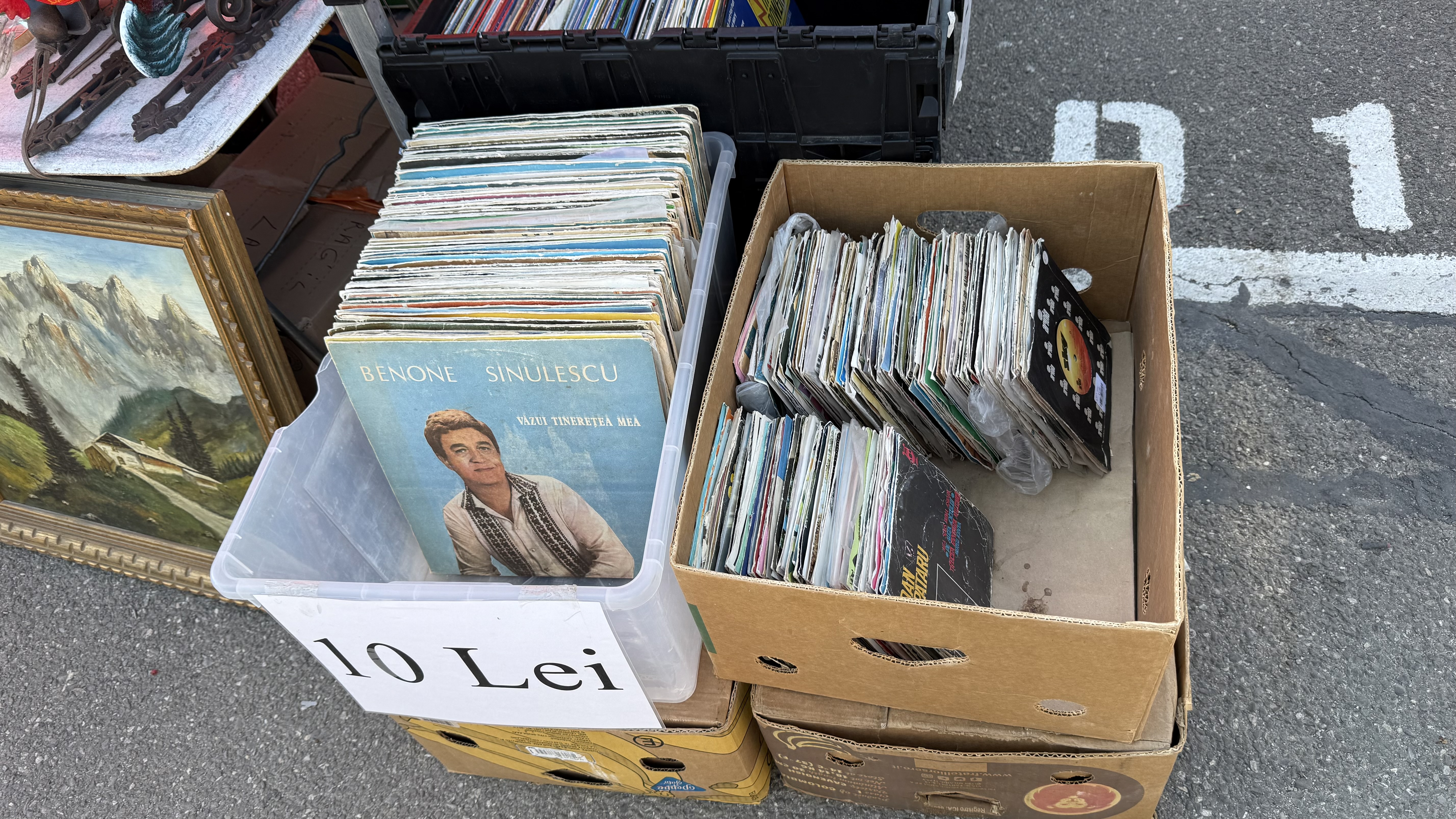 Cum ajung viniluri de zeci de ani să valoreze sute de lei în târgul de vechituri din București: „Uite, frate, ăsta e original Electrecord!”
