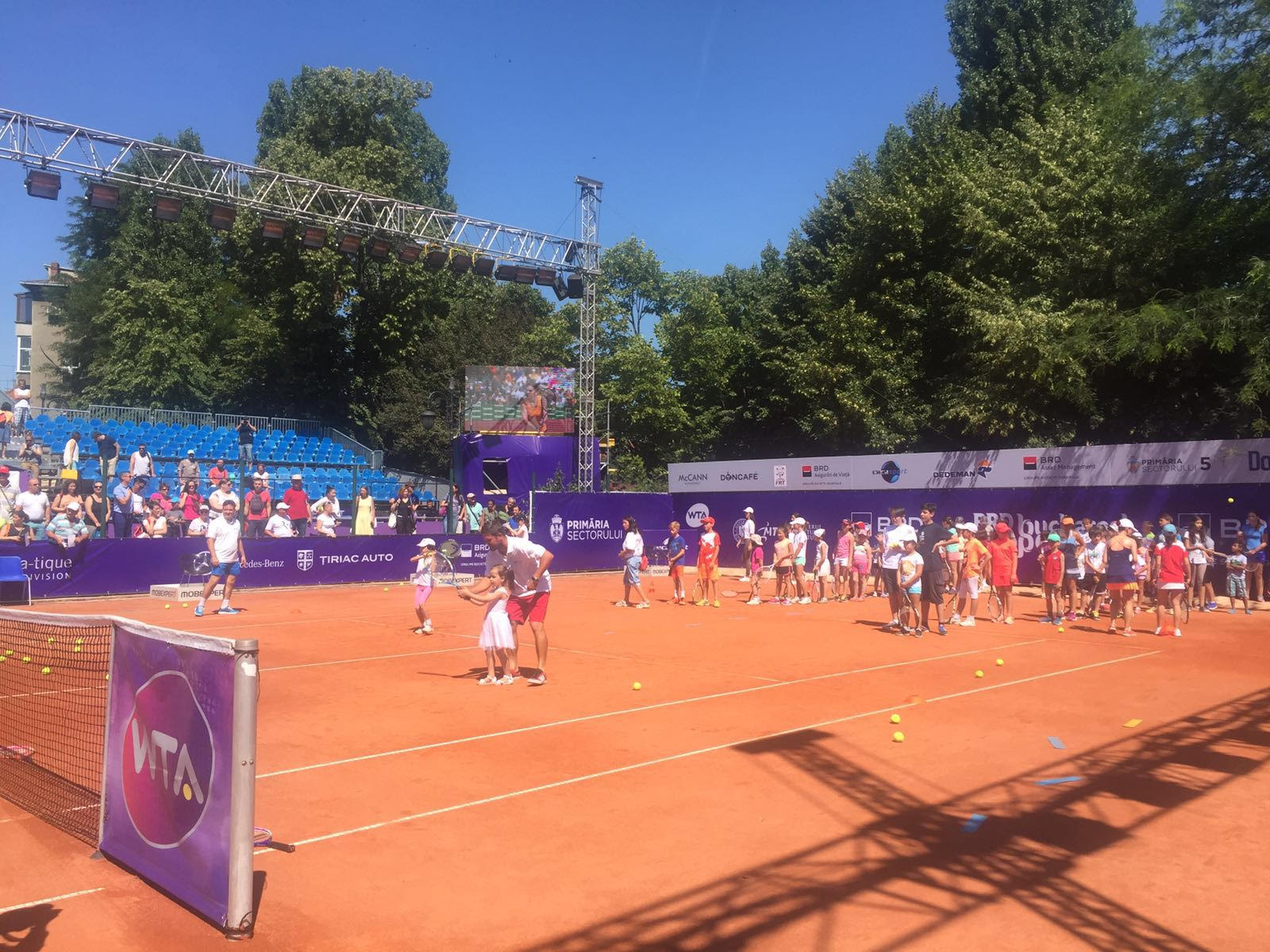 Openul de tenis al României. Simona Halep a dat autografe la foc automat, la ”Kids Day”. O nuntă a perturbat calificările de sâmbătă / FOTO&VIDEO