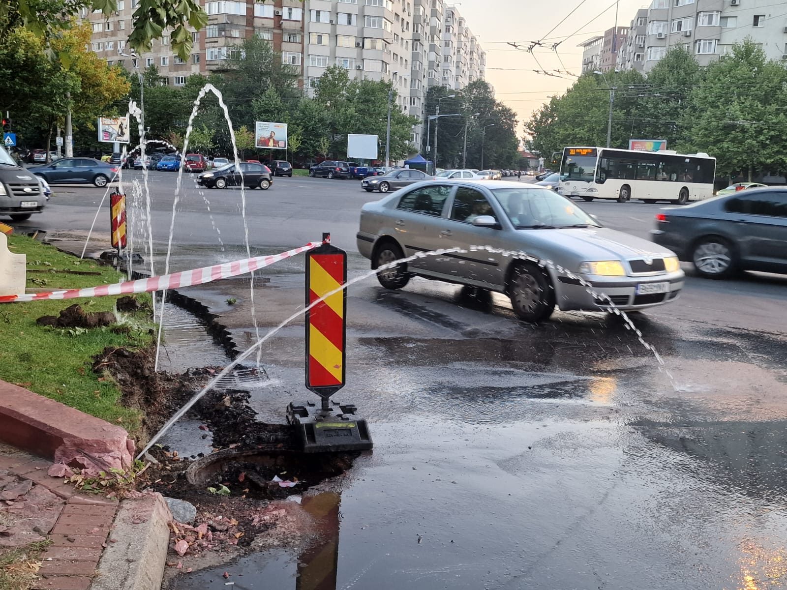 Secetă, dar nu și în sectorul 3. O fântână arteziană creată accidental udă mașinile care circulă în intersecția de la Baba Novac
