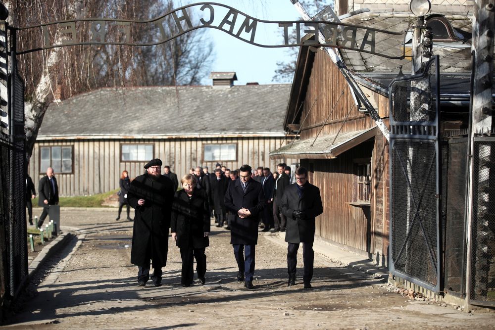 VIDEO | Angela Merkel a vizitat prima oară lagărul de la Auschwitz. Cancelarul german și-a exprimat „rușinea profundă”