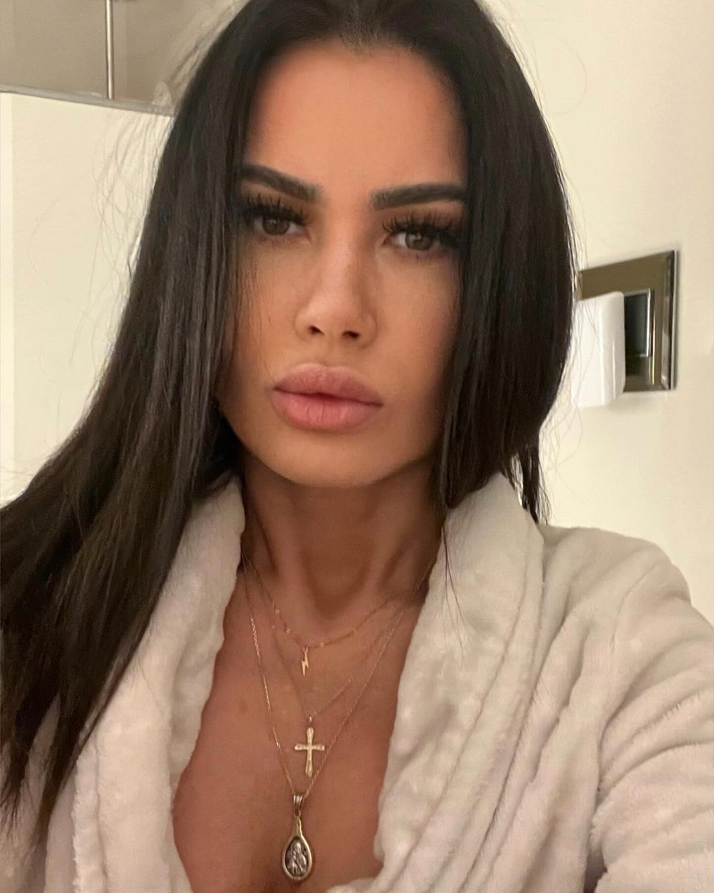 Oana Zăvoranu are 45 de procese deschise. „Mi-au făcut cele 5 dive `apocaliptice`. Mi-au cerut 10 miliarde de fiecare”