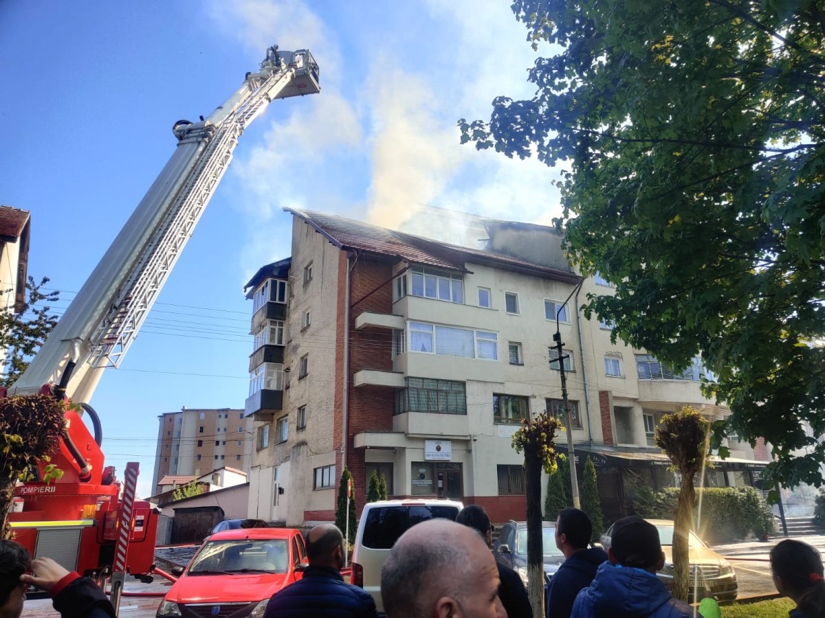 Incendiu puternic la acoperișul unui bloc din Rădăuţi. Pompierii evacuează locatarii