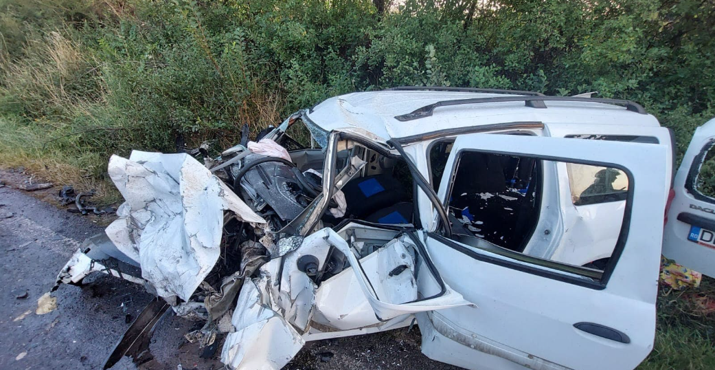 Accident grav în Dâmbovița. Un mort și patru răniți, după ce o mașină și o autoutilitară s-au ciocnit