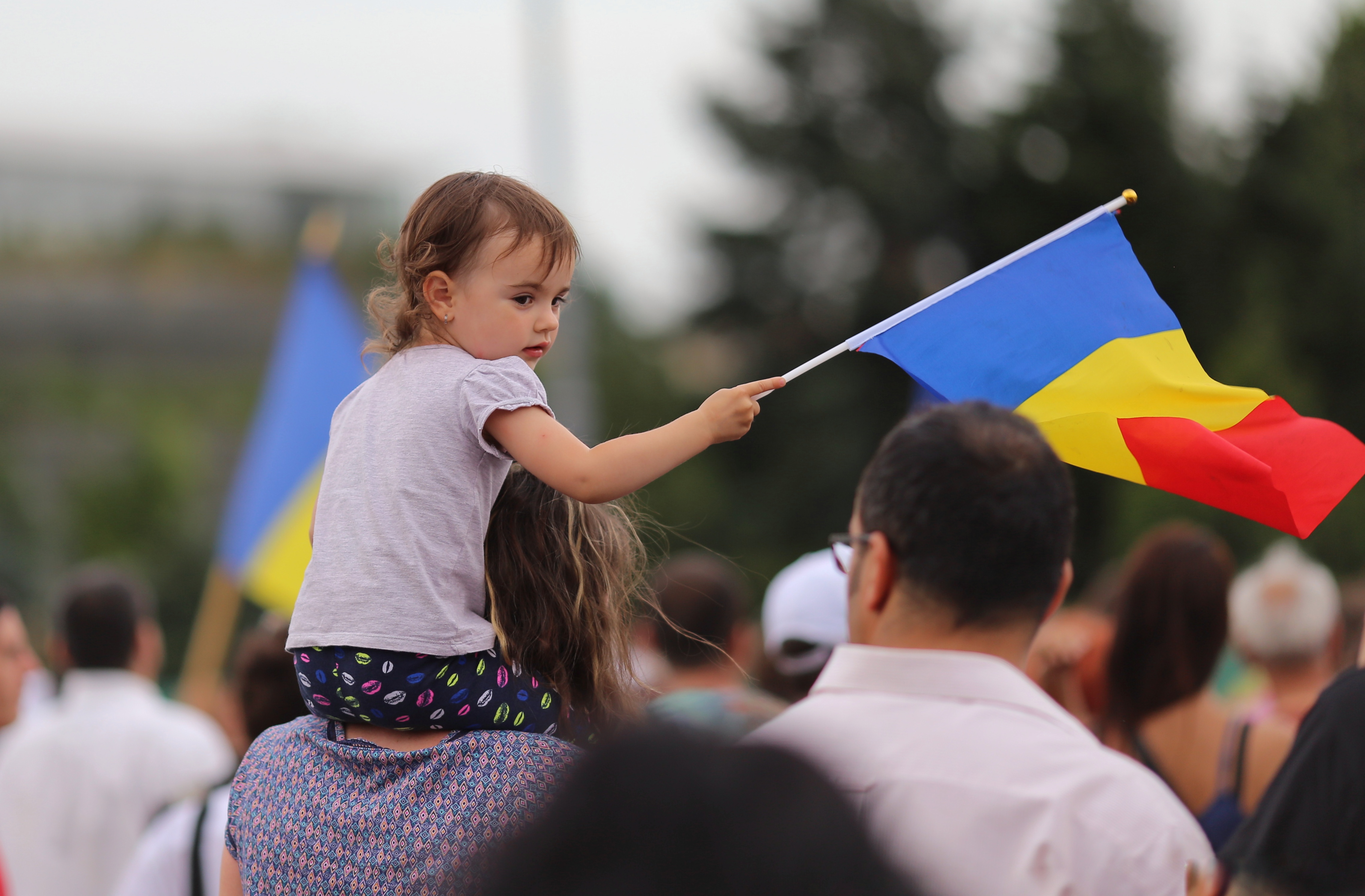UPDATE | Marş de protest în Bucureşti. „Împreună salvăm ţară de corupţi!”. Câteva sute de oameni au strigat în ploaie: ”Nu cedăm!”