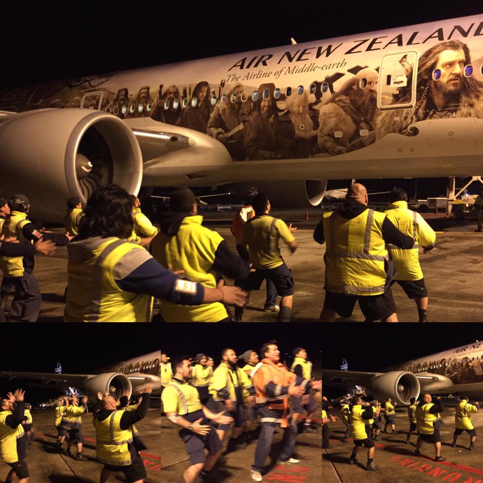 Senzațional! La plecarea neozeelandezilor la Cupa Mondială din Anglia, ^angajații aeroportului au executat o haka pentru rugbiștii aflați în avion. ”Stejarii” ajung miercuri la Londra / VIDEO