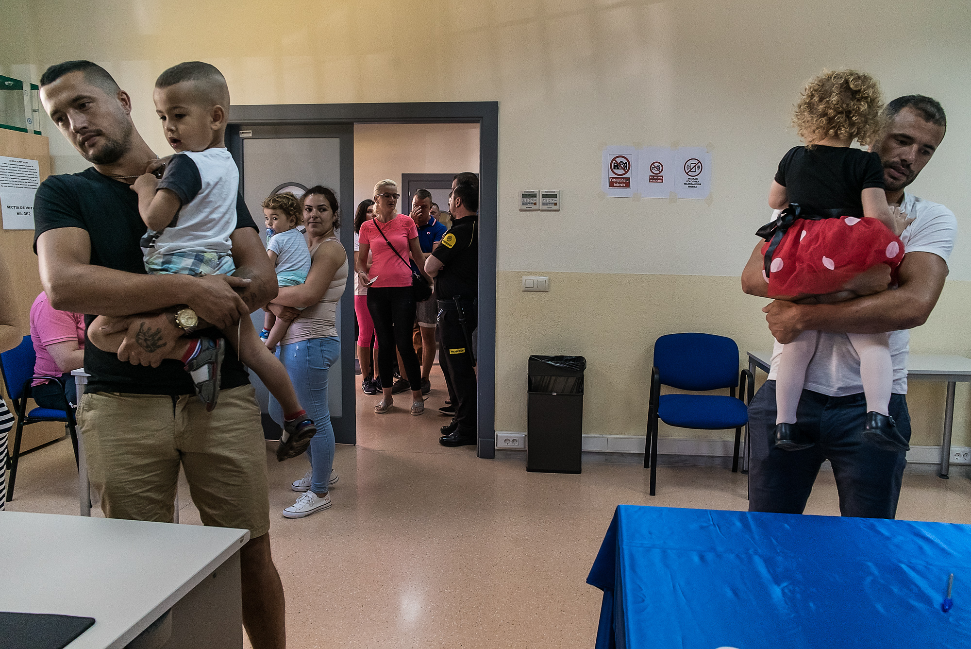 Consulul Robert Hellvig din Almeria povestește că a vrut să deschidă șase secții de votare în loc de patru, dar s-a izbit de refuzul unora dintre autoritățile spaniole. „În Jaén ne-au dat flit total!“
