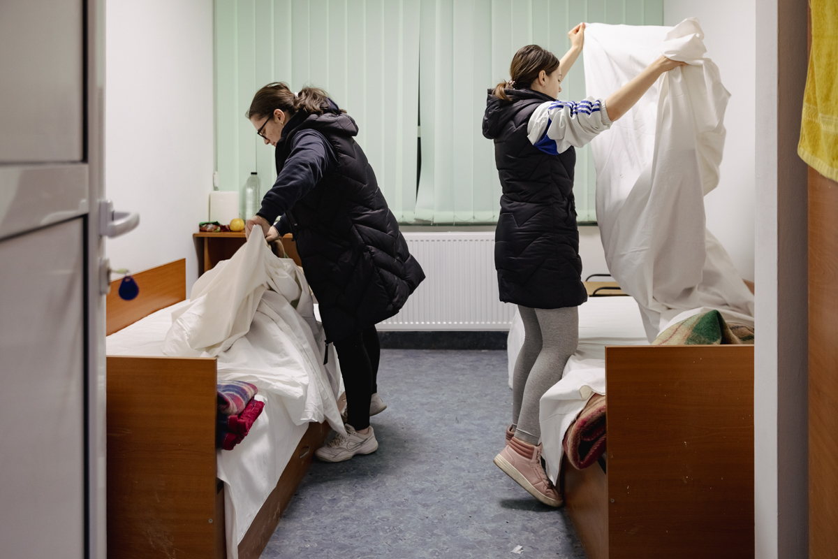 „Când ai avut totul, iar acum nu mai ai nimic”. Refugiații ucraineni ajunși într-un loc legendar în București: căminele studențești din Grozăvești