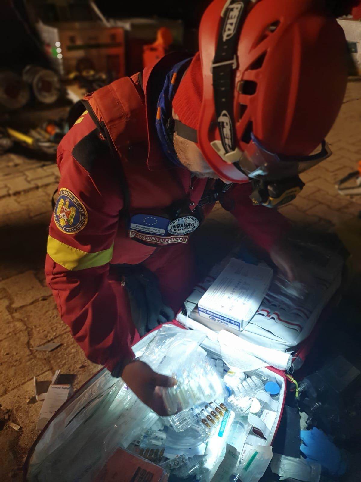 Adolescent de 16 ani, scos de sub dărâmături de salvatorii români trimiși în Turcia. Imagini cu intervenția