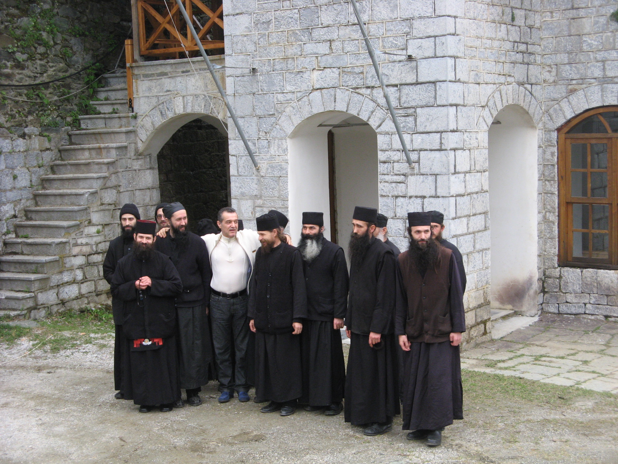EXCLUSIV | Incredibila poveste a fotbalistului călugărit care a lepădat haina monahală și s-a căsătorit. Două iubiri mai presus de cea de Dumnezeu | FOTO&VIDEO