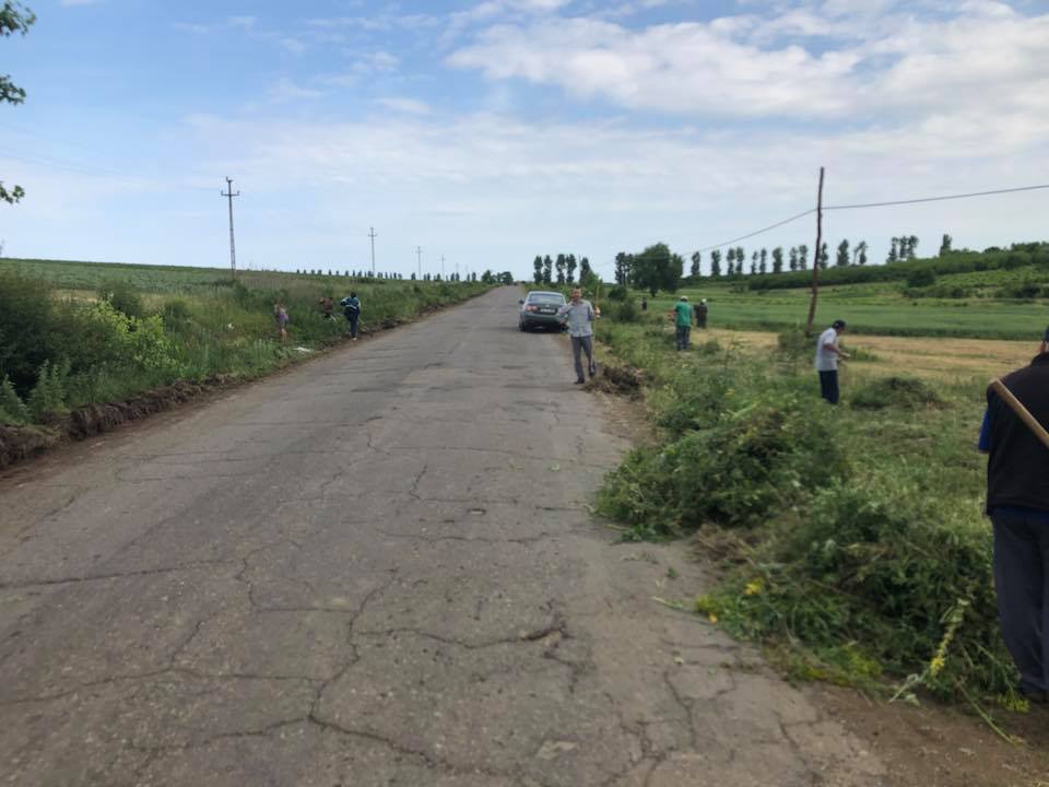 FOTO: Polițiști, consilieri locali și angajații unei primării din Vaslui, încolonați de edil și duși la curățatul șanțurilor