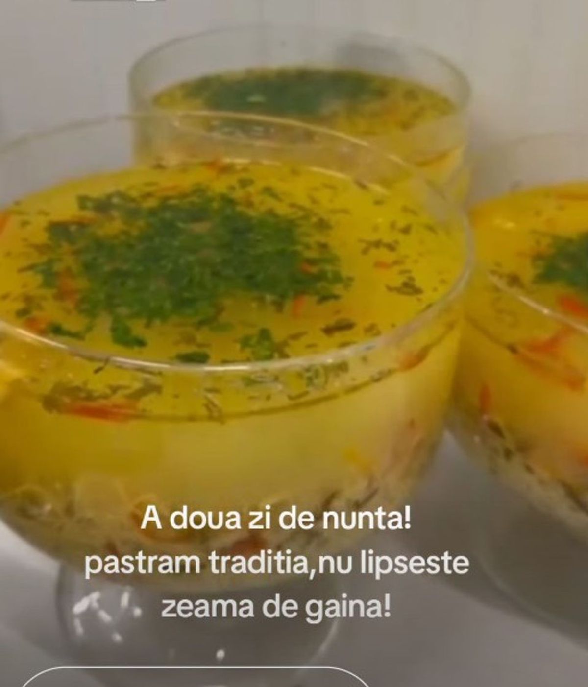Nunta unor moldoveni a uimit Europa: socrul mic și mireasa au venit cu elicopterul la palatul din Franța, orchestră venită din Germania și mâncare adusă de la Paris