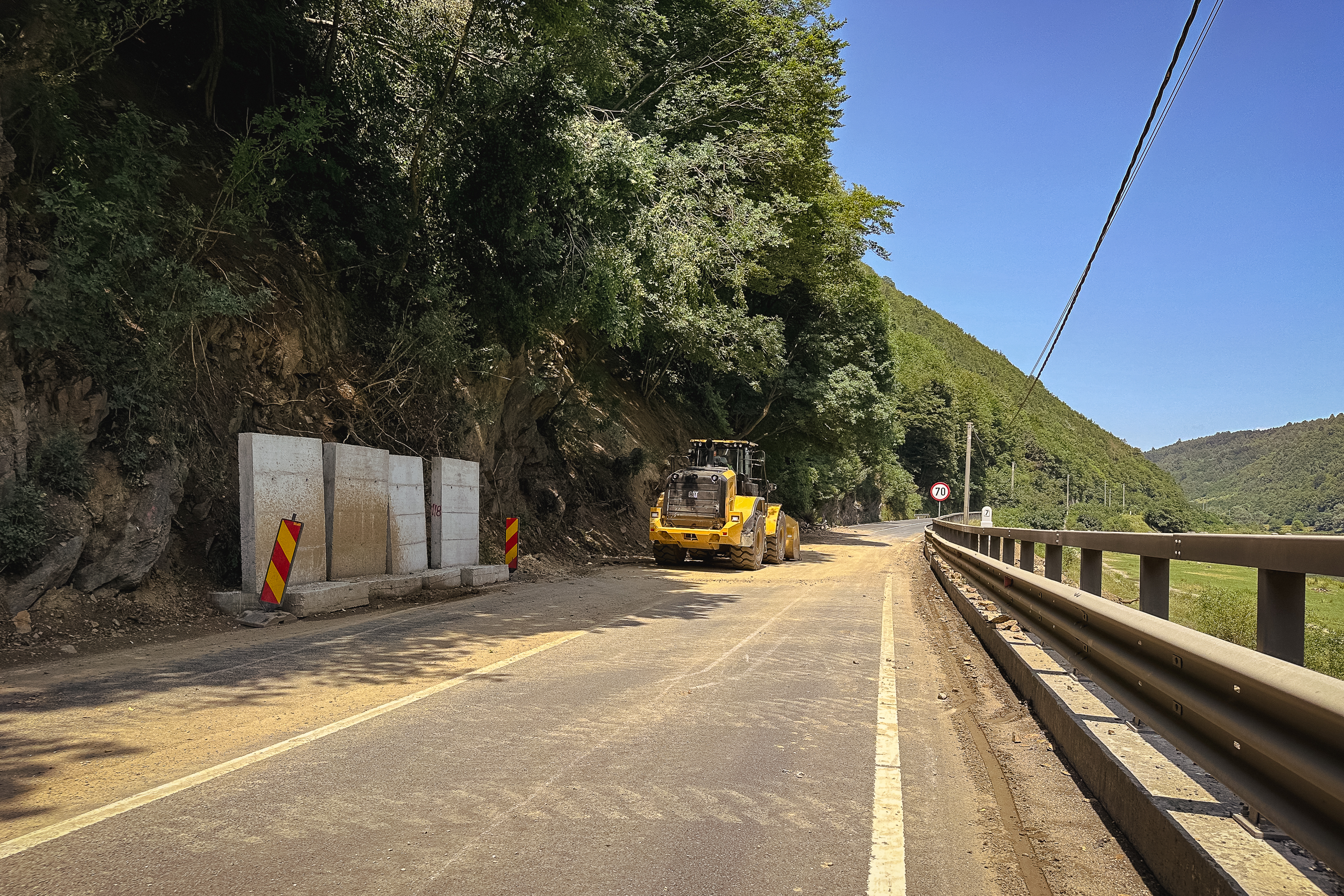 REPORTAJ Valea Oltului - viața după barieră. În lipsa traficului, natura își revine și nu prea, iar ministrul Grindeanu supraveghează cu drona progresul lucrărilor
