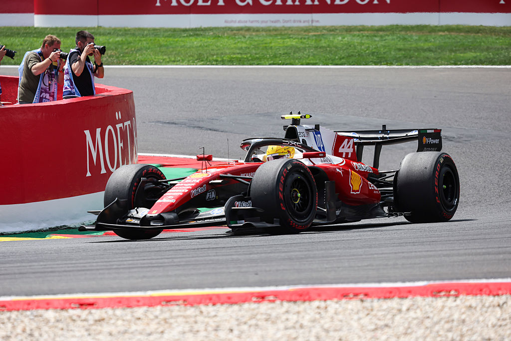 Drámai baleset Belgiumban: Lewis Hamilton elütötte a szerelőjét – videó