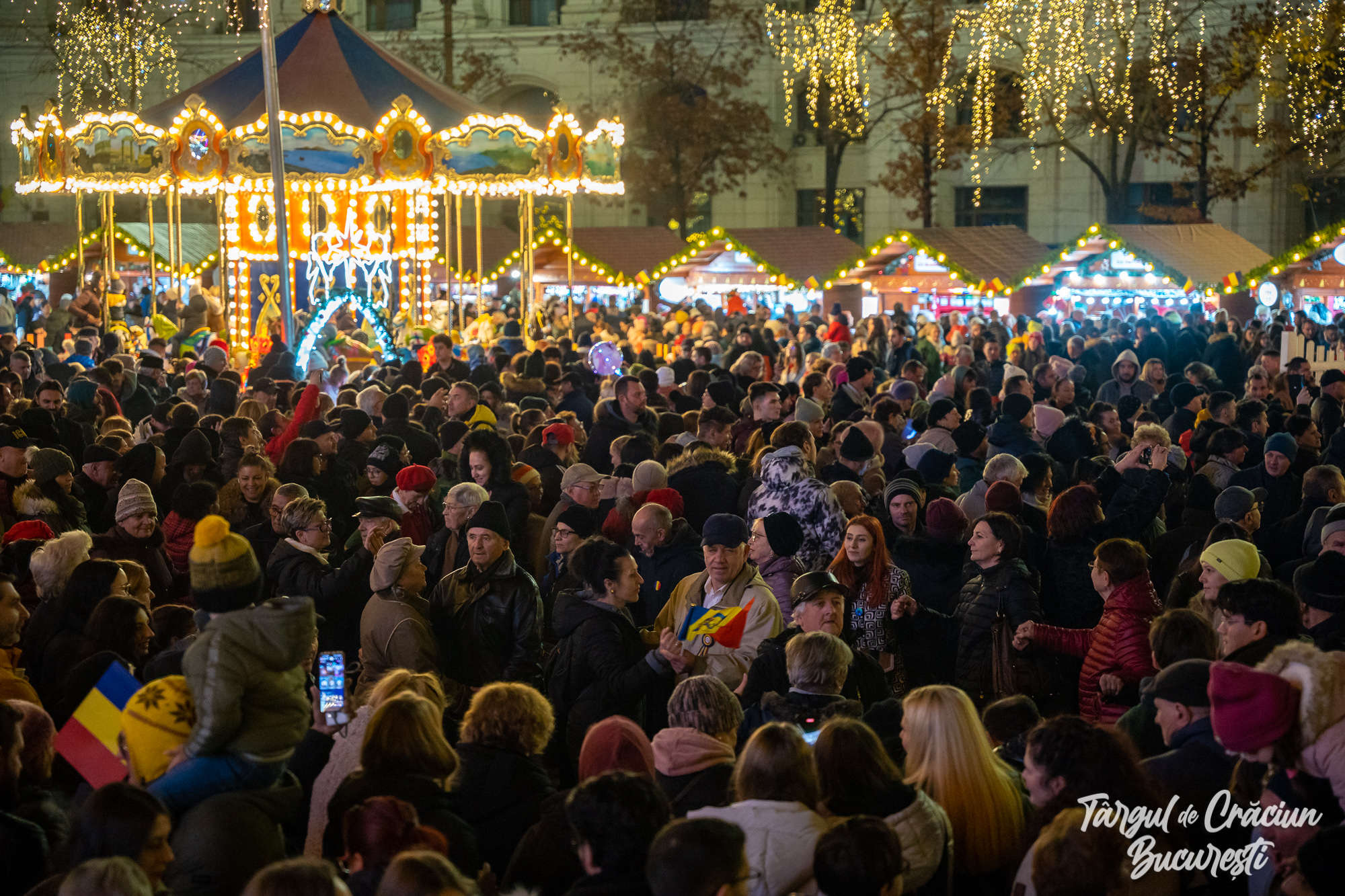 FOTO. Cozi imense la cel mai mare târg de Crăciun din România. Cât se așteaptă pentru o tură cu roata panoramică din Piața Constituției