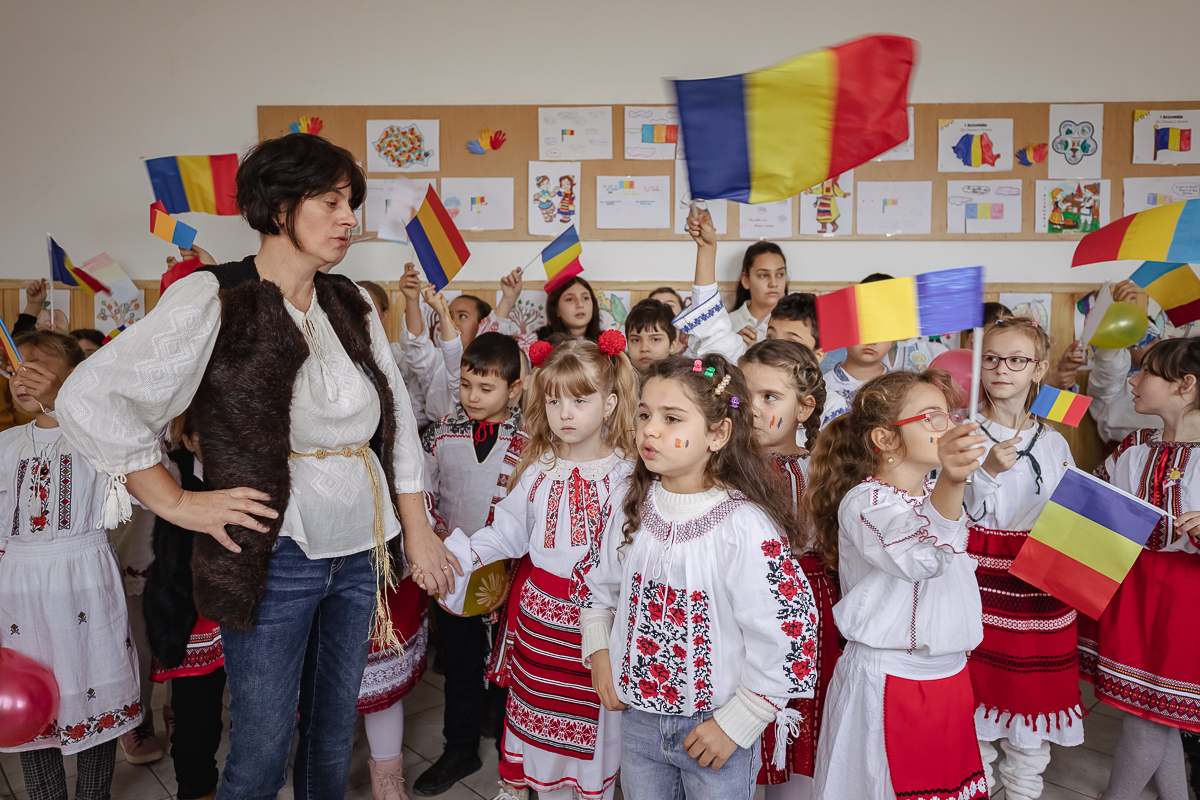 SPERANȚĂ. Într-o școală din Olt, o profesoară îi învață pe copiii cu părinți în străinătate să creadă că tinerii pot reuși și în țară: „Se pot realiza oriunde, numai să găsească oamenii potriviți”