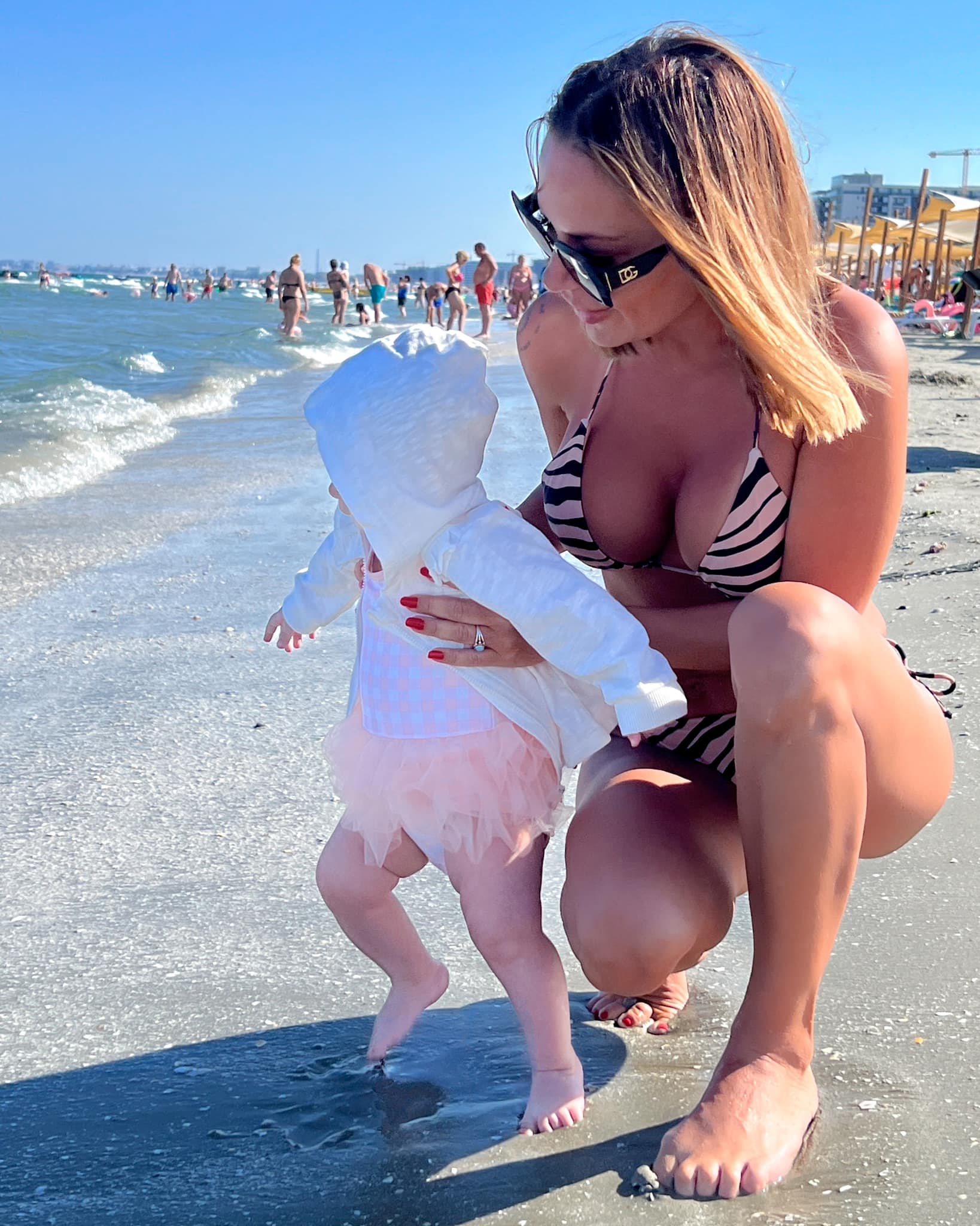 Cum a apărut Andreea Antonescu alături de fiica ei cea mică la plajă, în Mamaia. Fanii au reacționat: „Draga de ea”