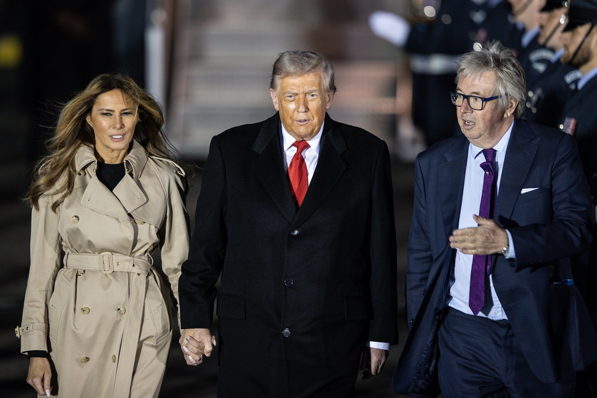 Cât costă trenciul Burberry purtat de Melania Trump la sosirea în Marea Britanie. A făcut o alegere vestimentară stilată și scumpă