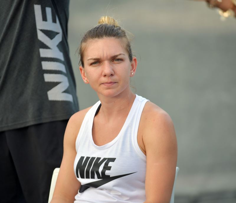 Simona Halep a purtat o rochie Valentino de peste 2.000 de euro, la prima apariție într-o emisiune la TV după verdictul de la TAS