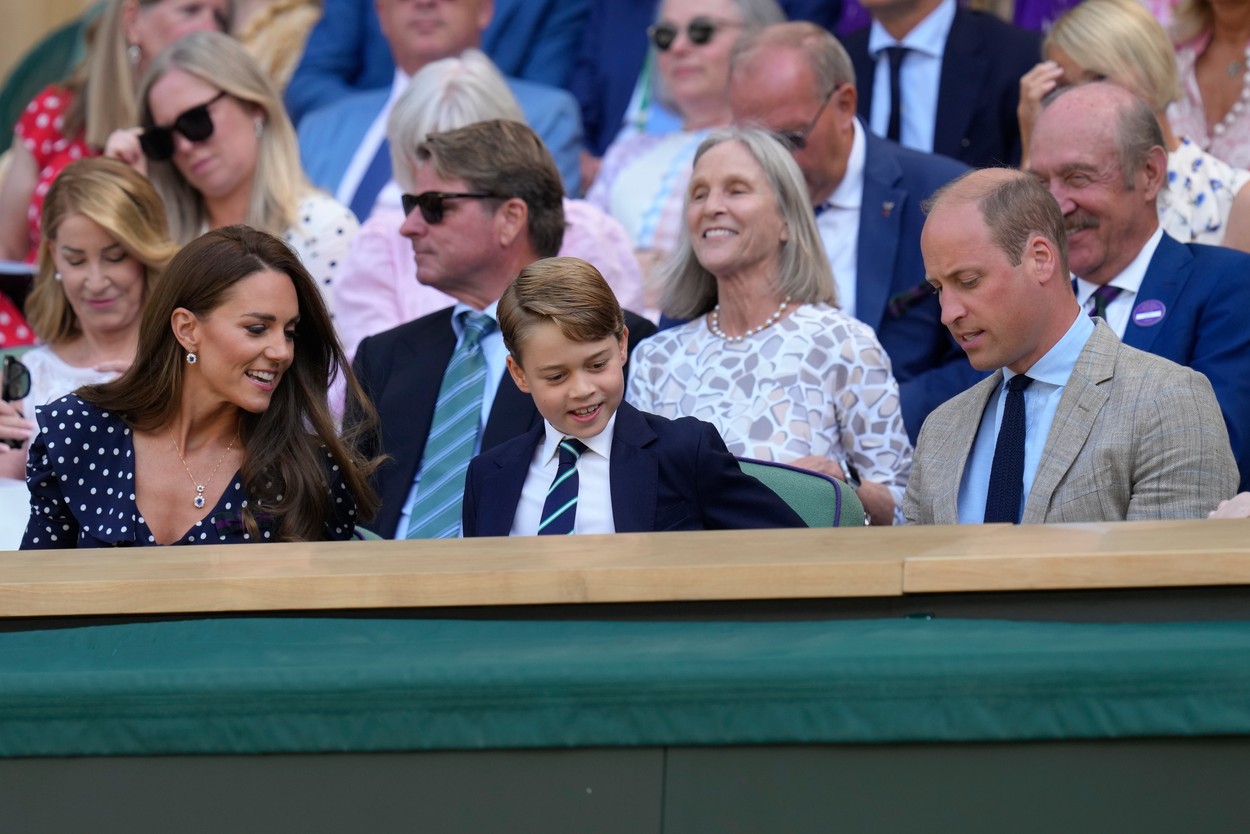 Prințul George al Marii Britanii, în centrul atenției la Wimbledon. Ducesa Kate și prințul William au stat în permanență cu ochii pe el