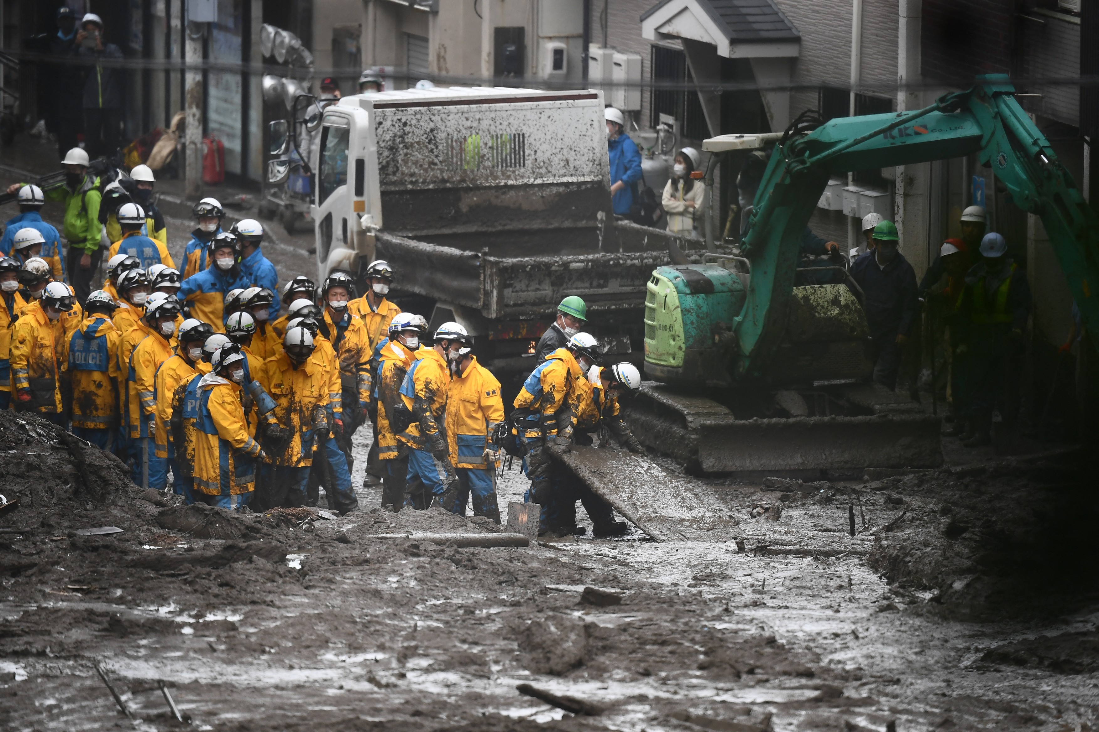 Imagini dramatice de la operațiunile de salvare din Japonia. Oamenii dispăruți, căutați în noroi cu buldozerul