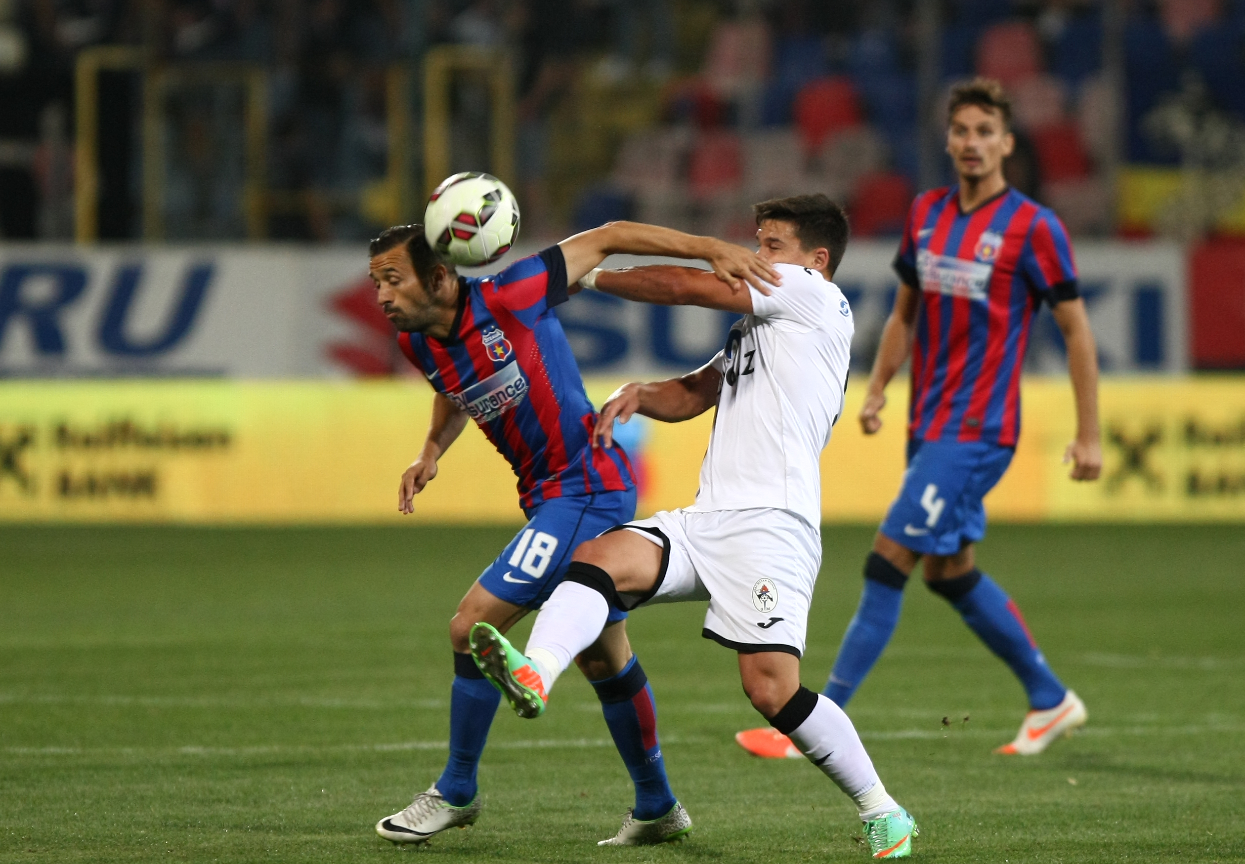 VIDEO & GALERIE FOTO/ Liga I: Steaua - Gaz Metan 3-1. ^ "Dublă" Keşeru. Sânmărtean a înscris  direct din corner. Steaua a urcat pe primul loc