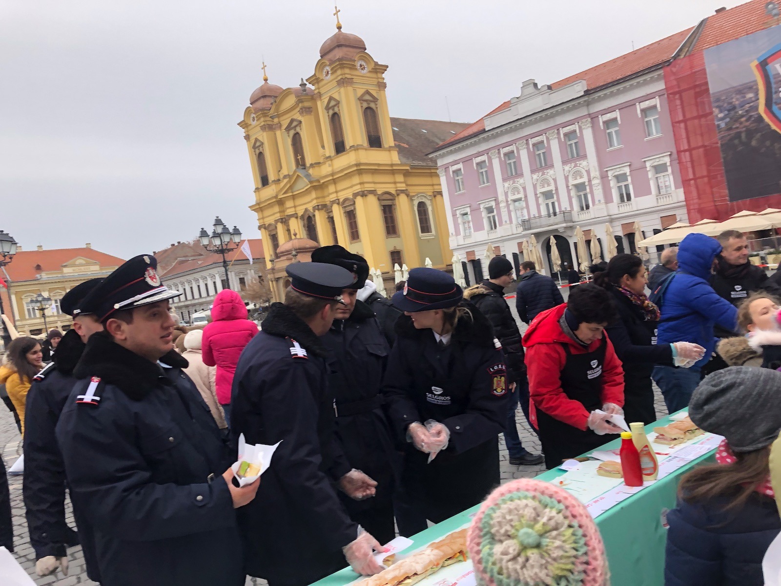 FOTO/ Așa arată cel mai lung sendviș din România. Au fost folosite 181 de pâini!