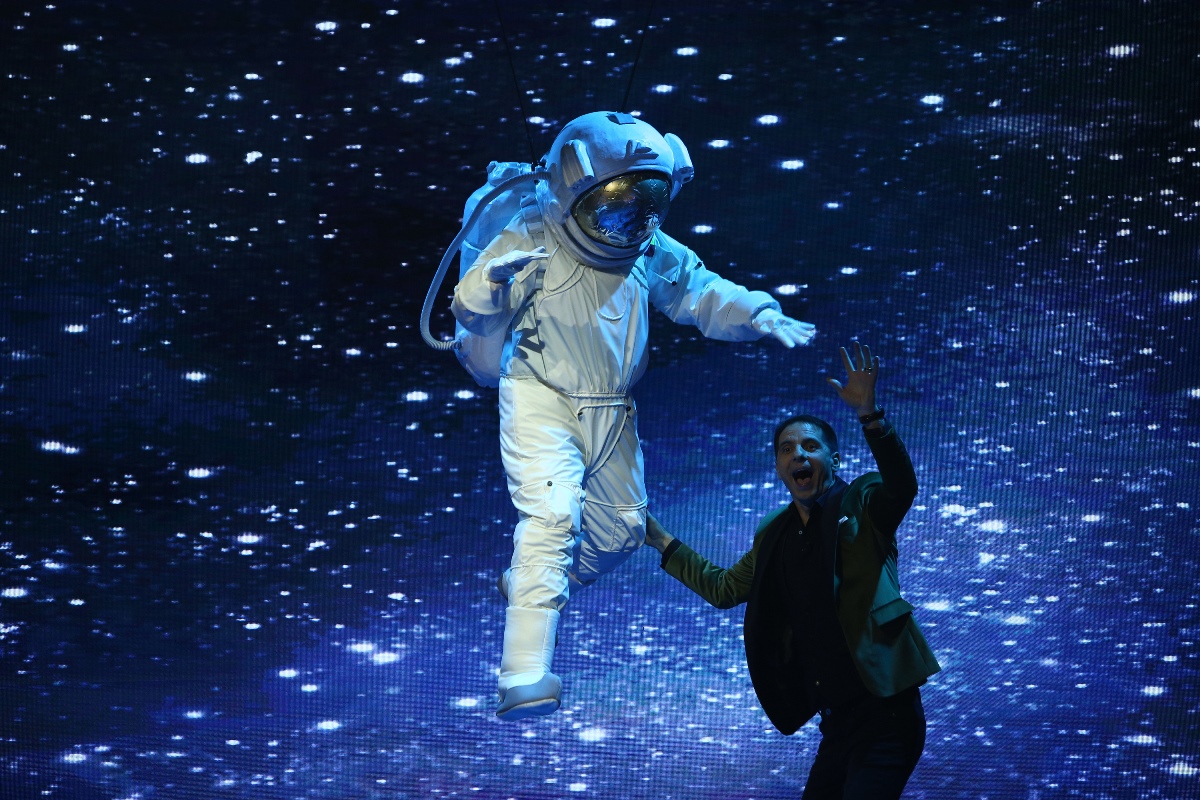 Vedeta care se deghizează într-un astronaut, la "Scena misterelor".  "Am zis că mor acolo" | FOTO