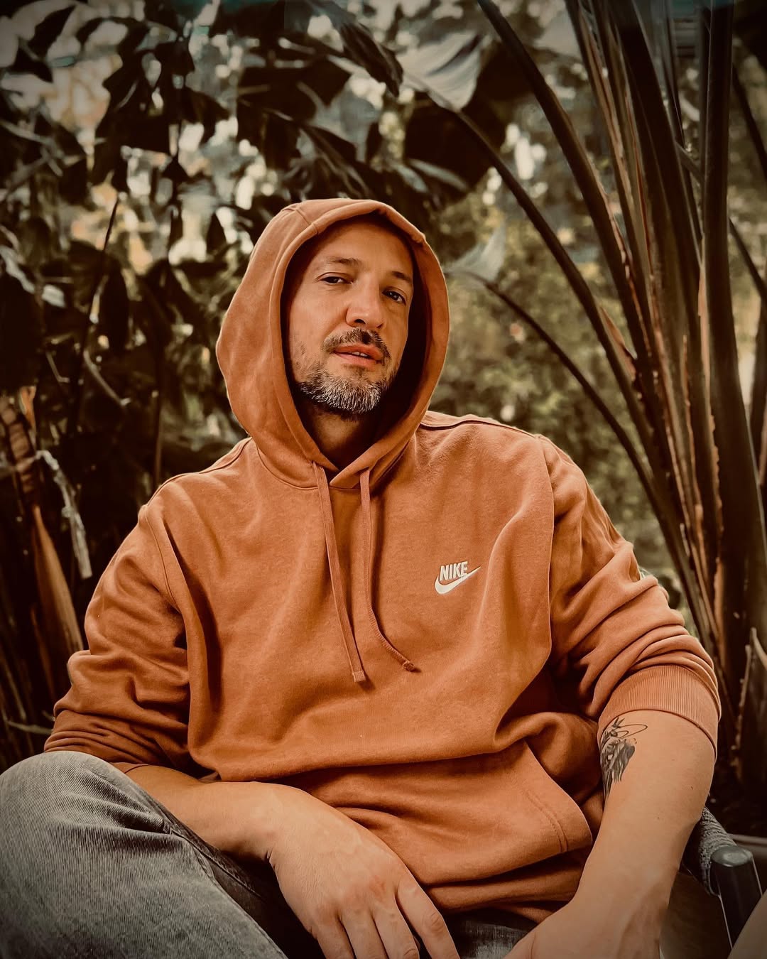 Cum arată casa decorată în stil Wabi Sabi, cu pereți de argilă, în care s-a mutat Sasha Lopez: „Am vrut ceva care să ne amintească de strămoși”